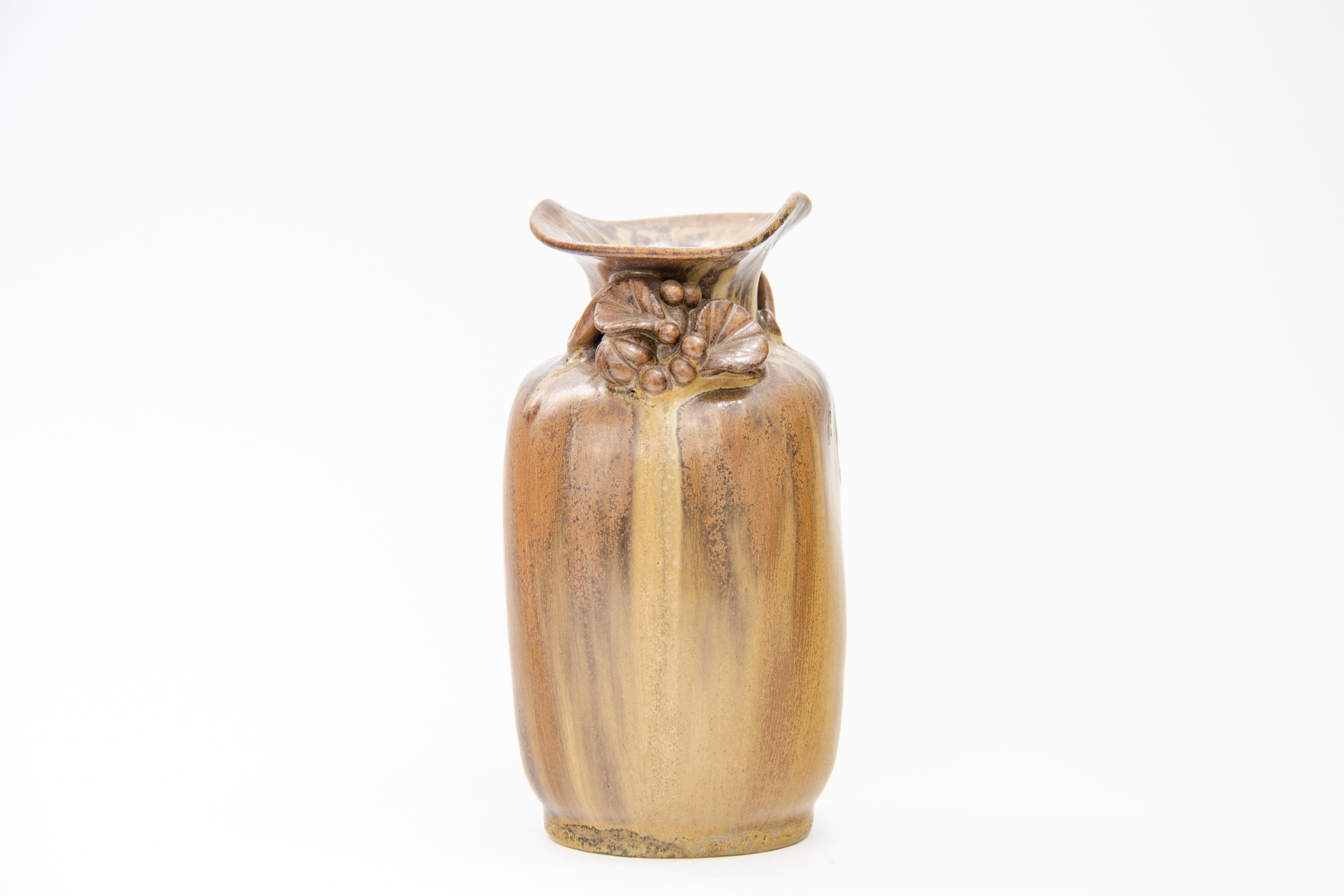 Danois Vase en céramique Arne Bang décoré de feuilles en vente