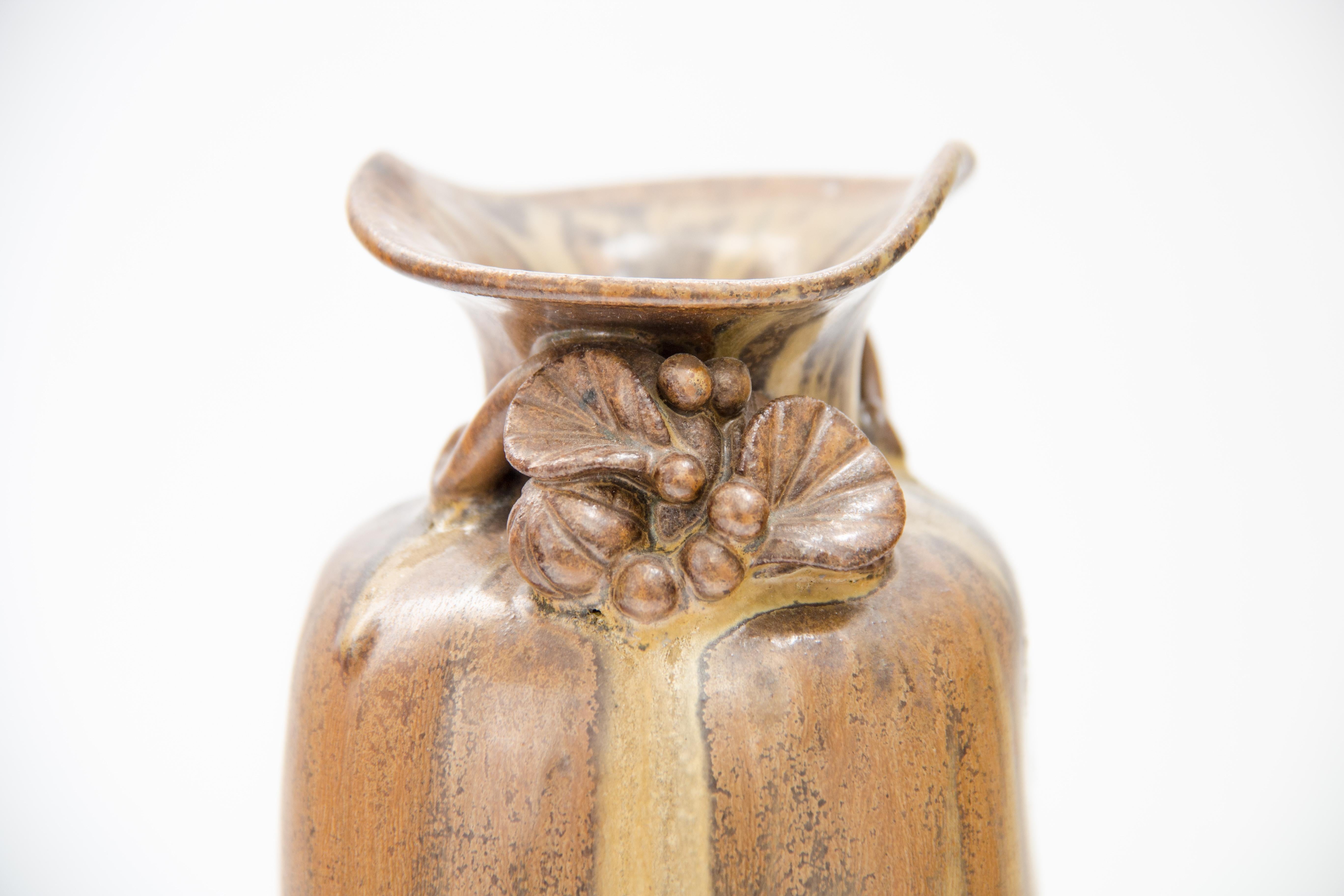Vase en céramique Arne Bang décoré de feuilles Bon état - En vente à Kiel, SH