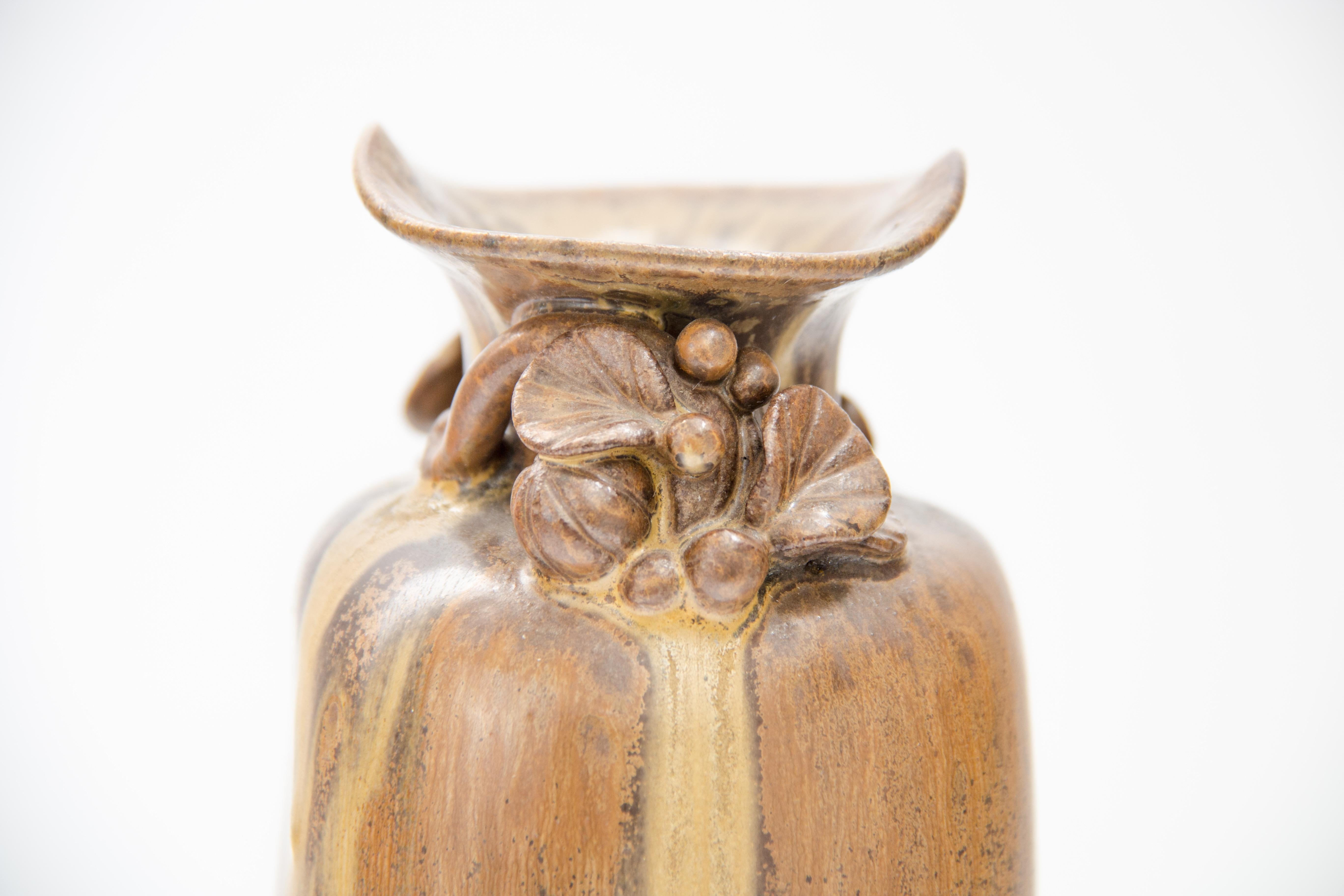 Milieu du XXe siècle Vase en céramique Arne Bang décoré de feuilles en vente