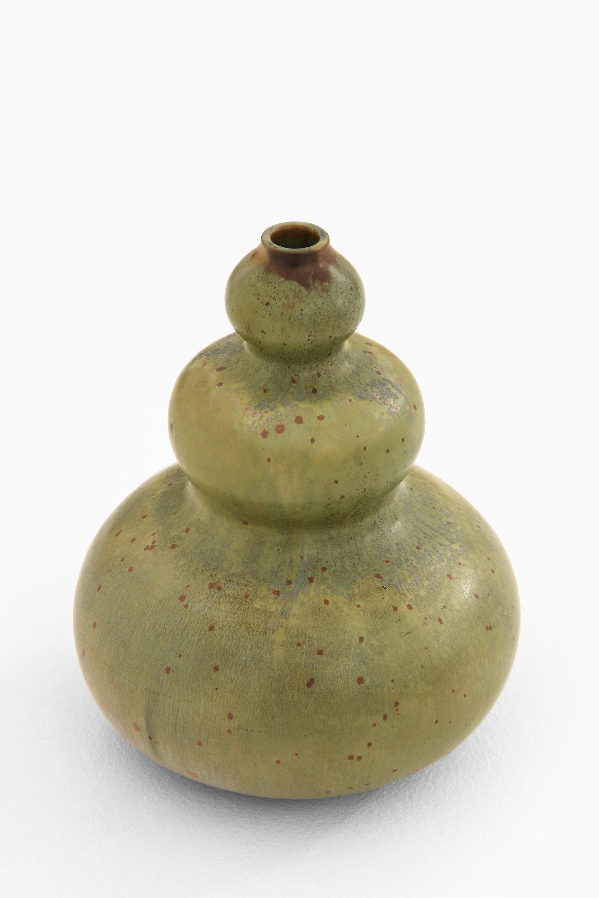 Vaso in ceramica di Axel Salto, anni '50

Informazioni aggiuntive:
Materiale: Ceramica
Stile: Metà secolo, Scandinavo
Prodotto per Royal Copenhagen in Danimarca
Dimensioni (L. x P. x H.): 14 x 14 x 17 cm