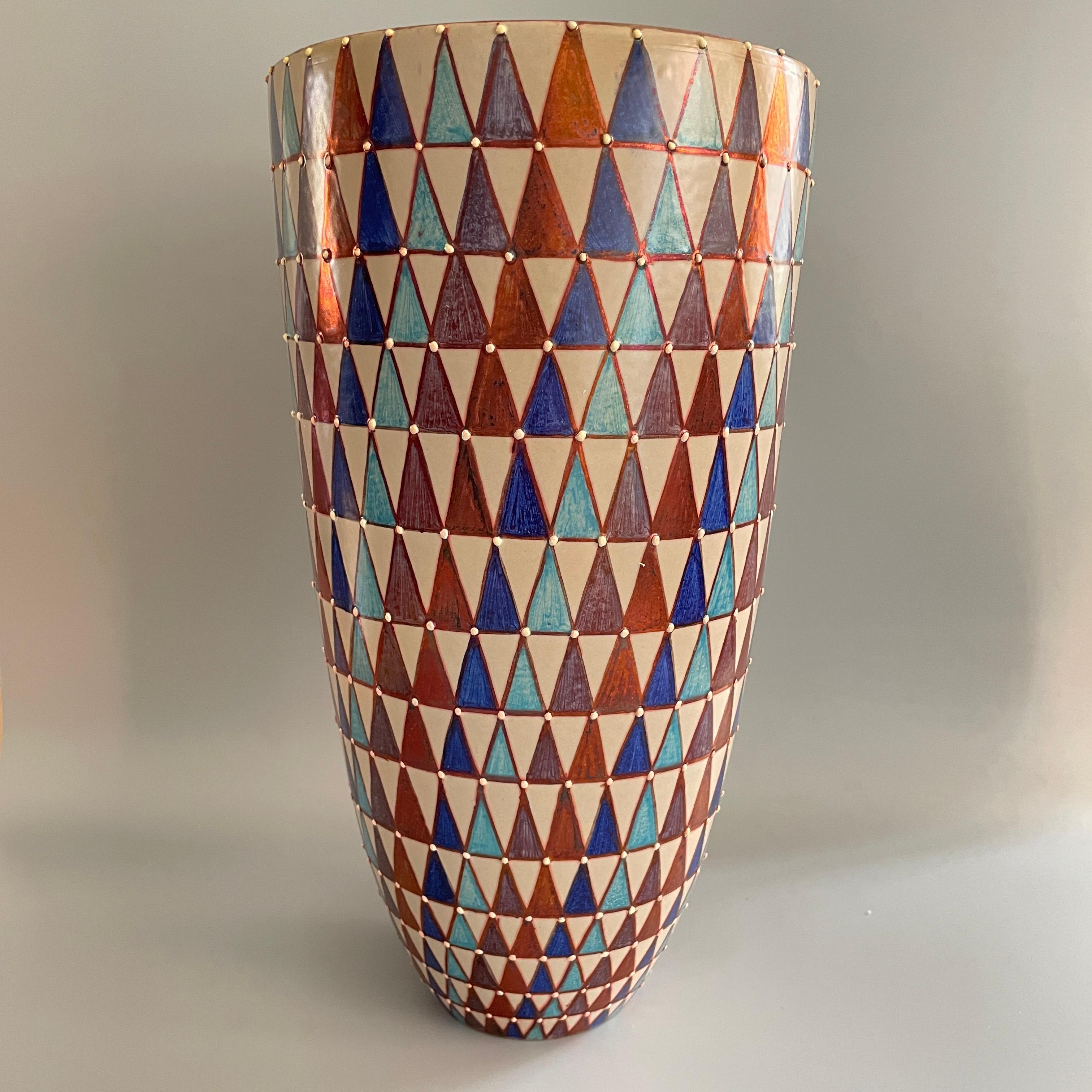 Vase Roma, faïence à réduction intégrale (majolique) 40cm de hauteur 20cm de diamètre, pièce unique, 2020.

Bottega Vignoli est une marque de céramique artistique basée à Faenza, l'un des centres de production de céramique les plus représentatifs