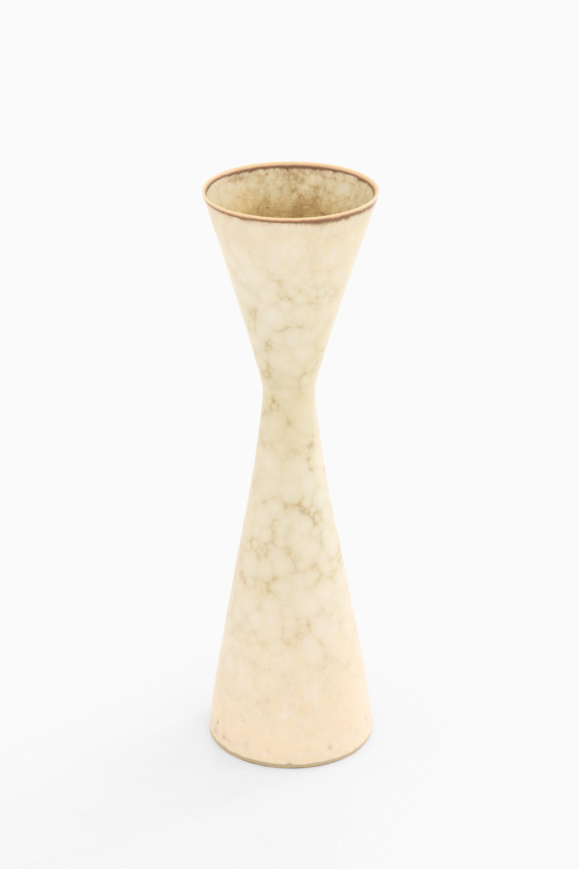 Vaso in ceramica di Carl-Harry Stålhane, anni '60

Informazioni aggiuntive:
Materiale: Ceramica
Stile: Metà secolo, Scandinavo
Prodotto da Rörstrand in Svezia
Dimensioni (L. x P. x H.): 7 x 7 x 23,5 cm