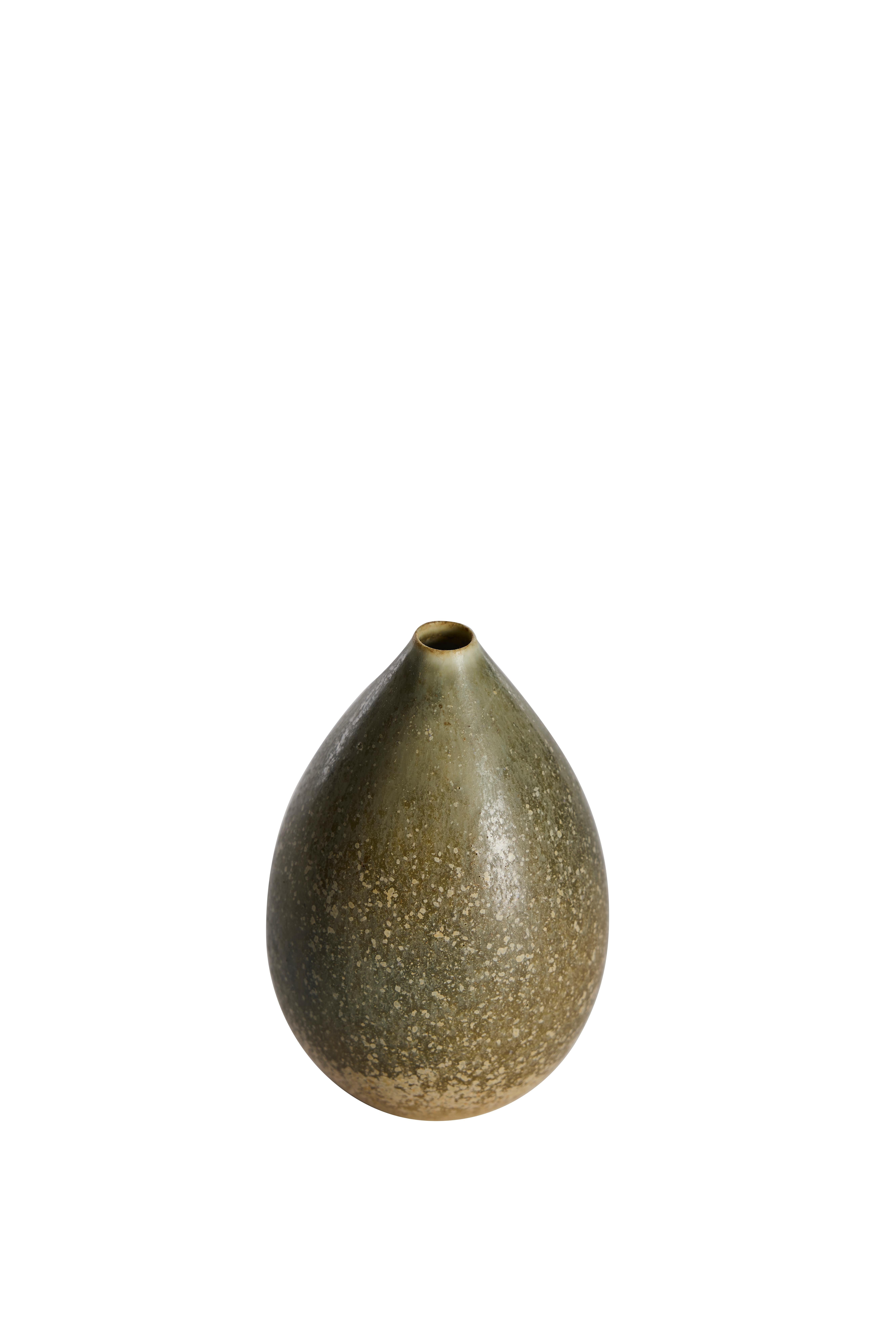 Questo elegante vaso in ceramica è stato disegnato dal famoso ceramista svedese Carl-Harry Stålhane per Rörstrand negli anni Cinquanta. Figura celebre del design scandinavo di metà secolo, Stålhane era noto per le sue forme raffinate e gli smalti