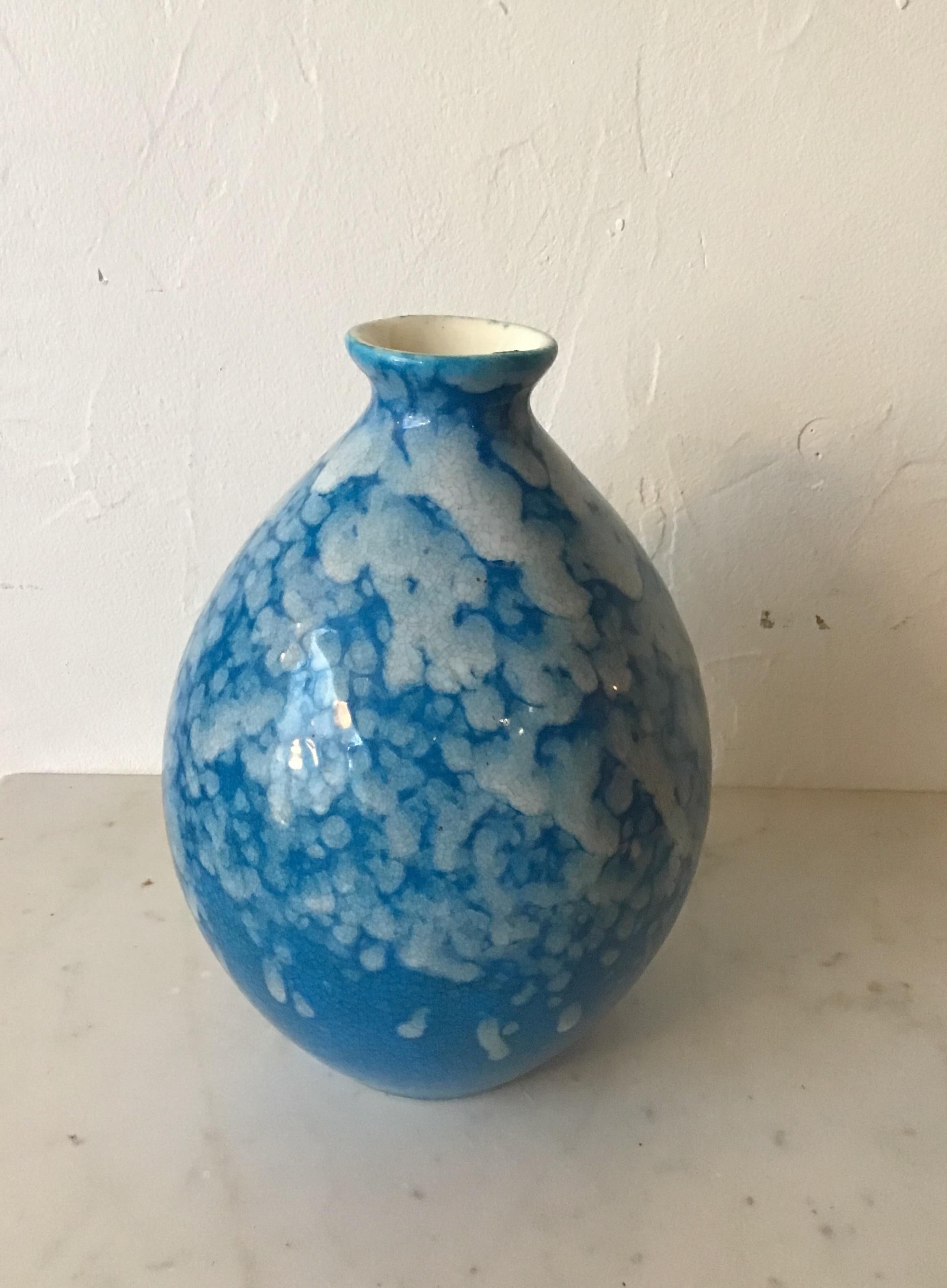 Vaso in ceramica smaltata. Bellissima smaltatura policroma blu, decorata con macchie bianche. Pubblicato negli anni '30 da Boch

Charles Catteau (1980-1966) si è formato come ingegnere ceramista presso la fabbrica nazionale di Sèvres, dove ha