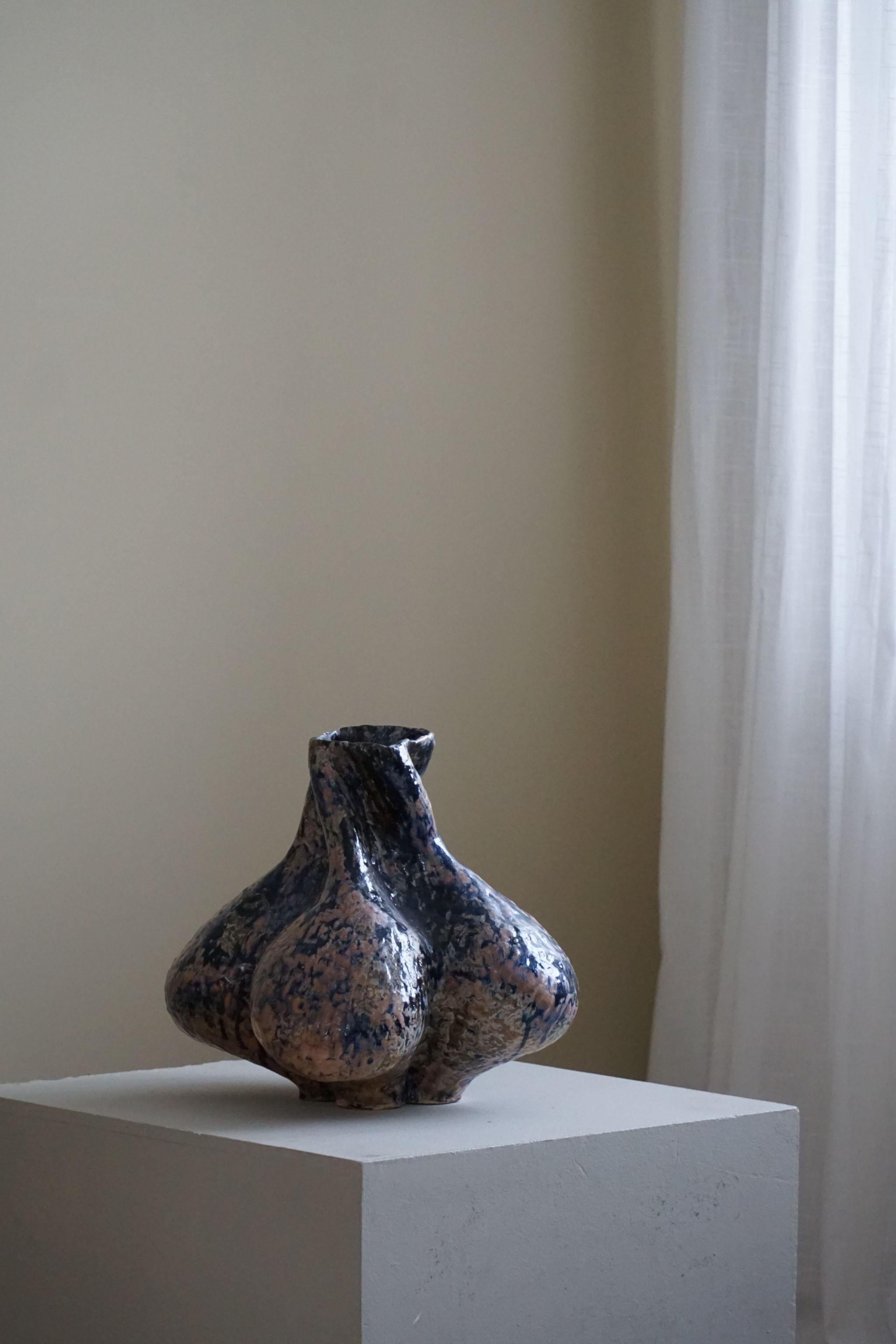 Grand vase en céramique avec glaçure dans des variations de couleurs bleues, noires et rouges, réalisé par l'artiste danois Ole Victor, 2023.

Ole Victor est un artiste danois qui a fréquenté l'Art Academy entre 1975 et 1980. Depuis, il crée des