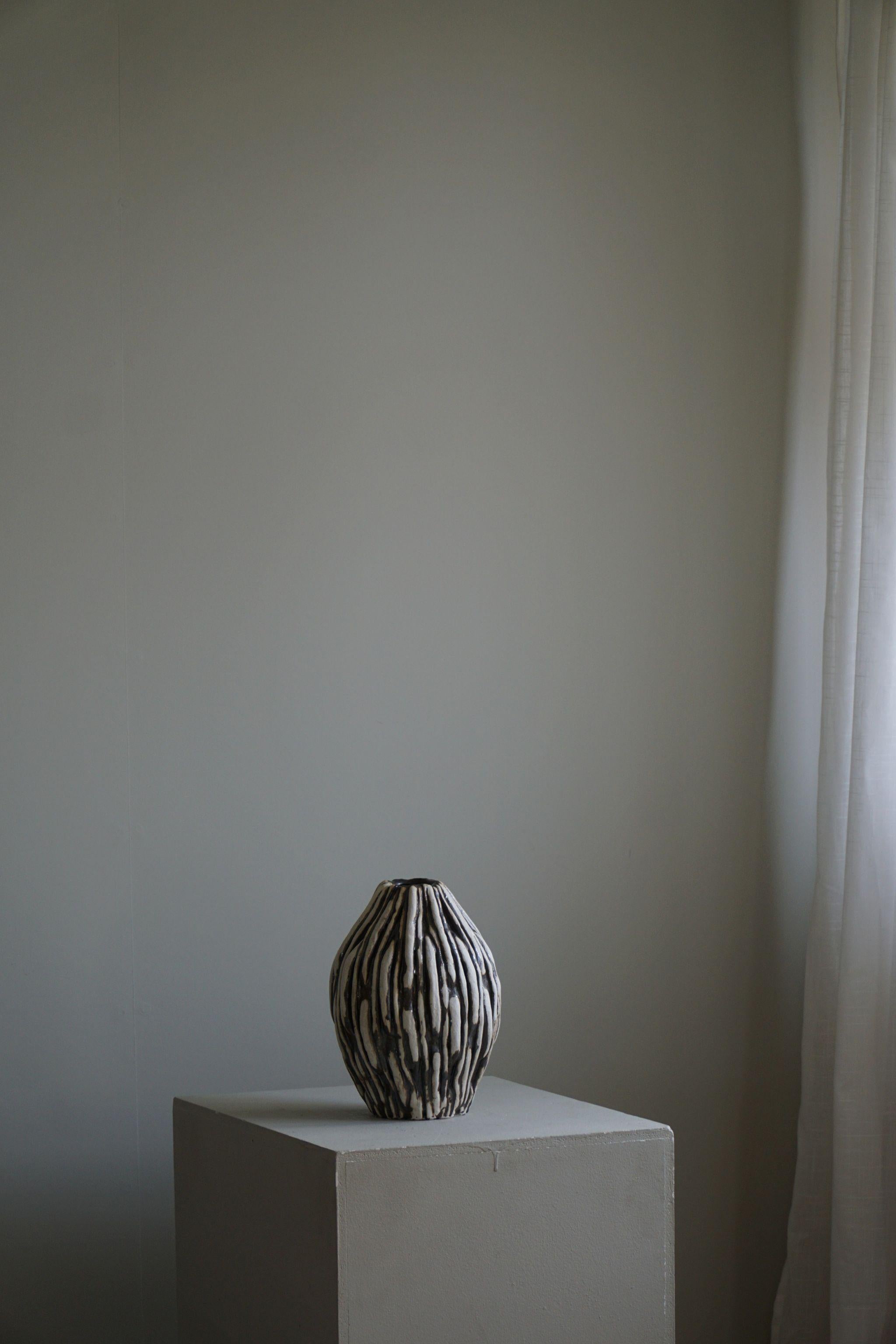 Vase en céramique de l'artiste danois Ole Victor, 2024 en vente 3