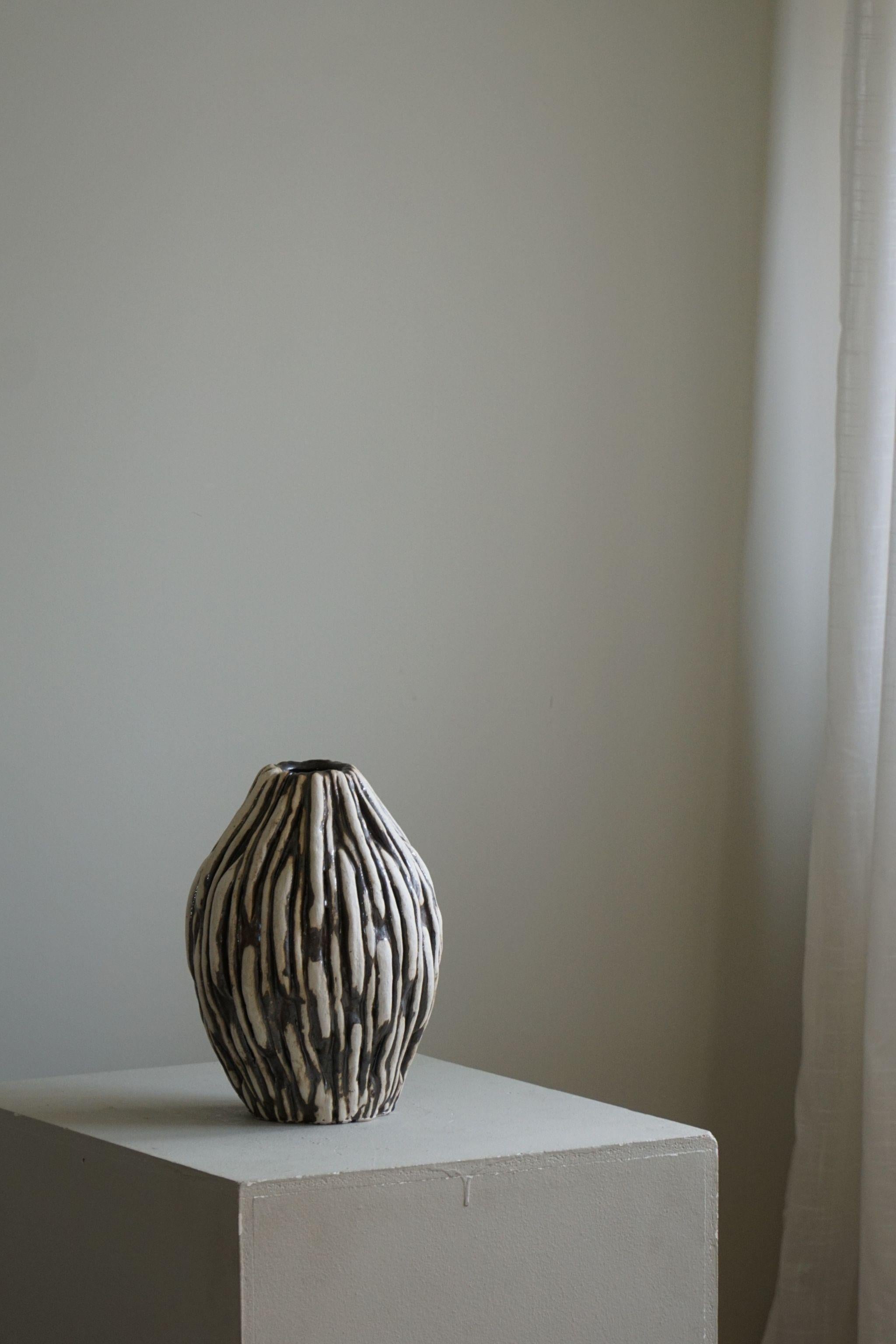 Vase en céramique de l'artiste danois Ole Victor, 2024 en vente 4