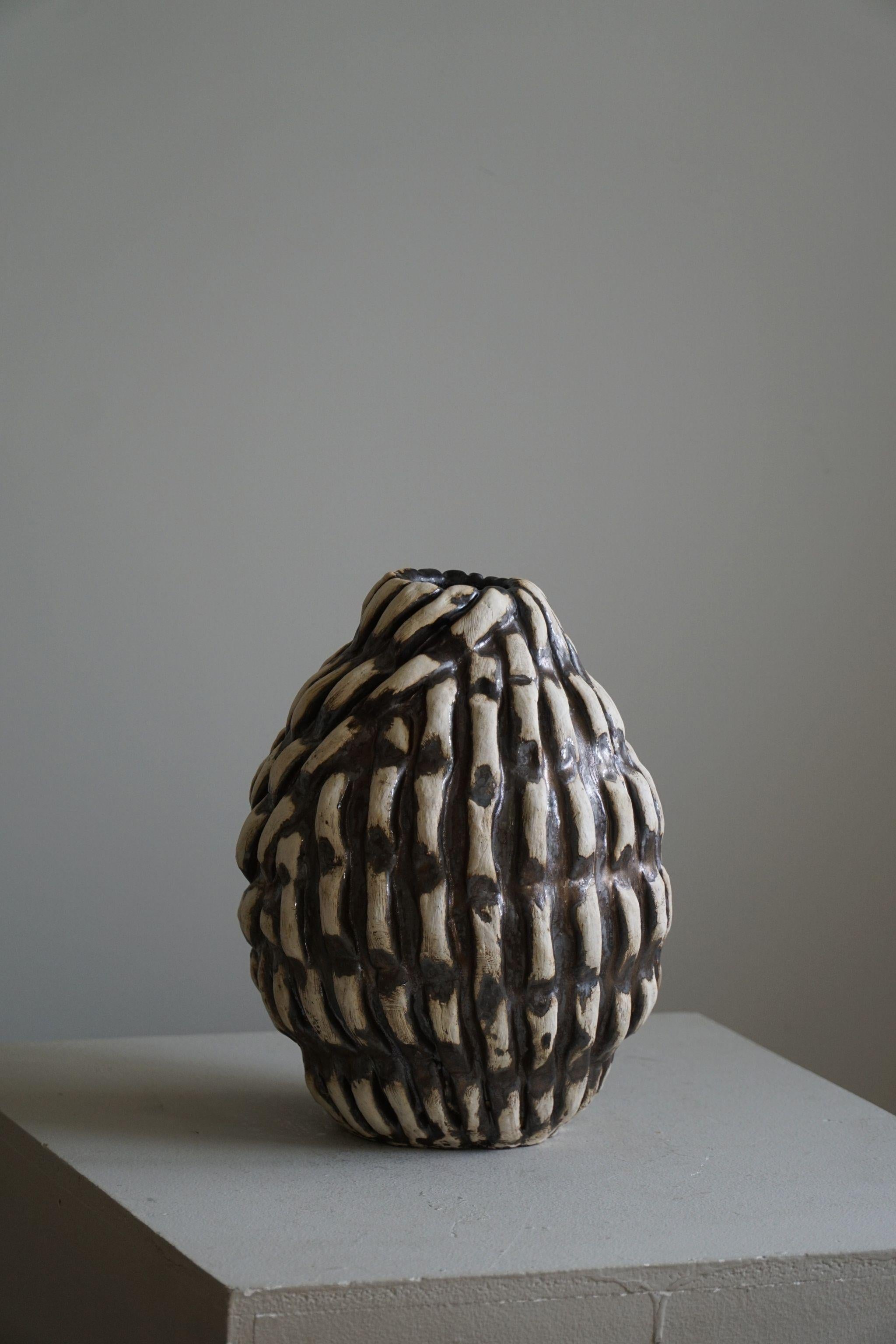 Danois Vase en céramique de l'artiste danois Ole Victor, 2024 en vente