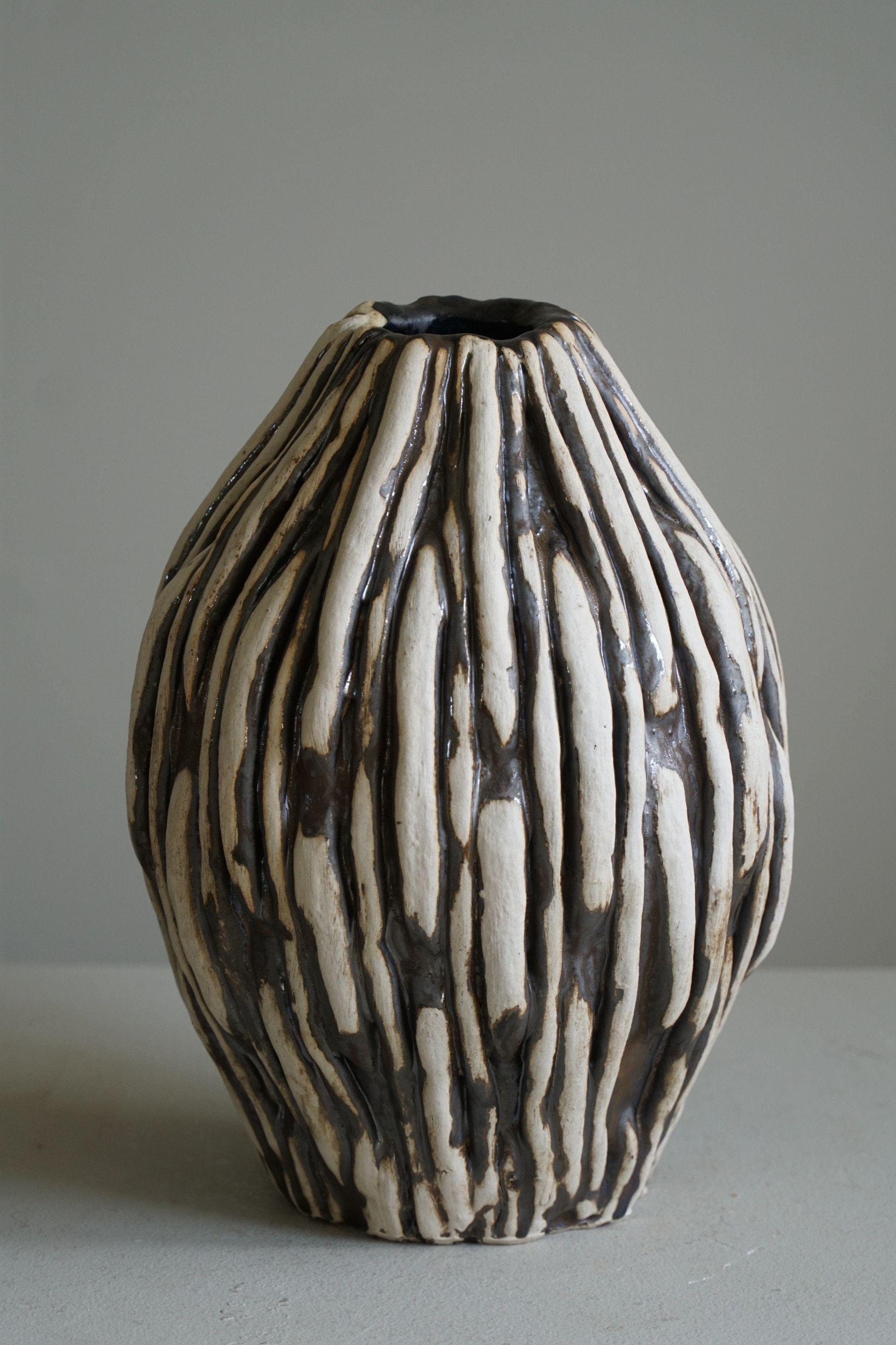 Céramique Vase en céramique de l'artiste danois Ole Victor, 2024 en vente