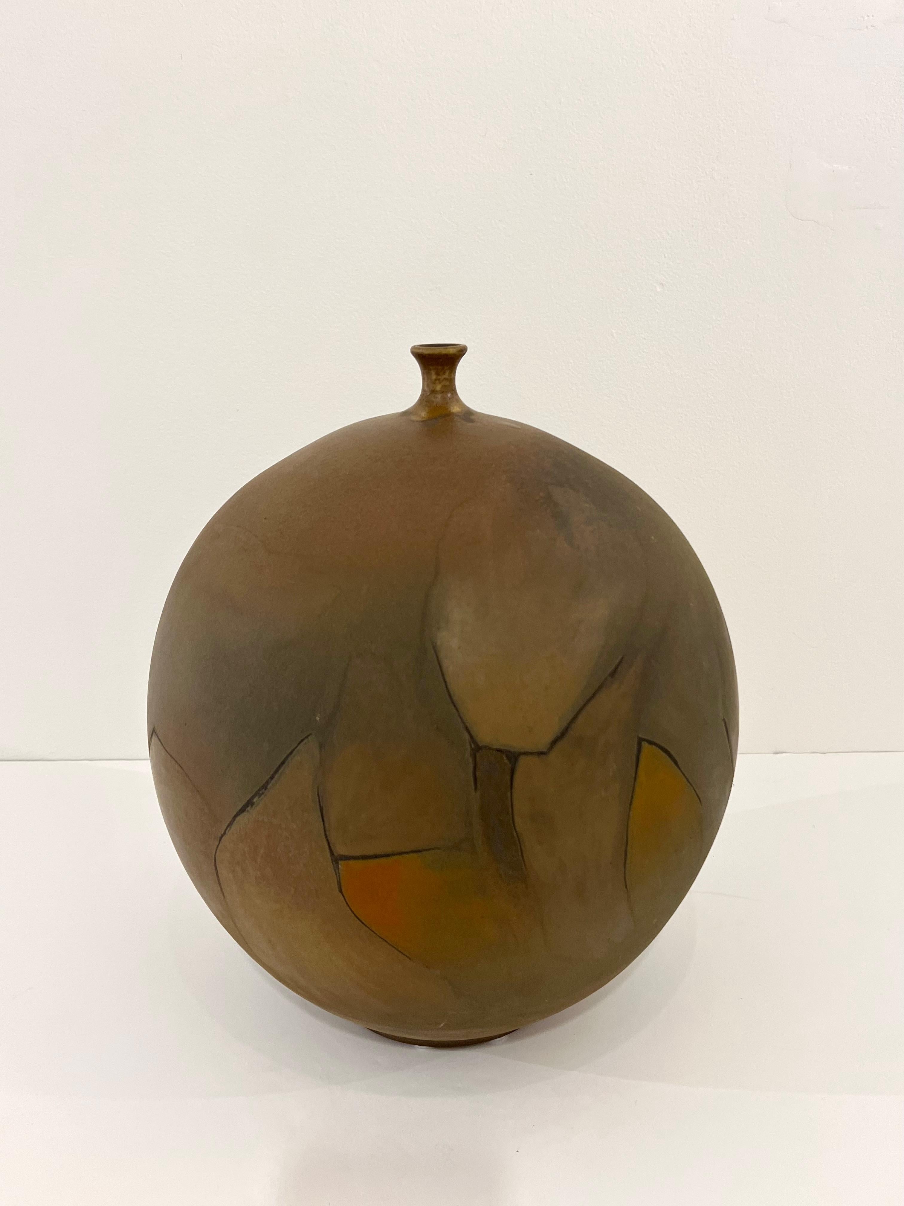 Vaso in ceramica di Edgardo Abbozzo, Italia, 1965.
All'inizio degli anni Settanta Edgardo Abbozzo assunse il ruolo di direttore dell'Istituto d'Arte di Firenze e nel 1973, dopo aver ottenuto il primo posto al Premio per le Arti Plastiche di Perugia,