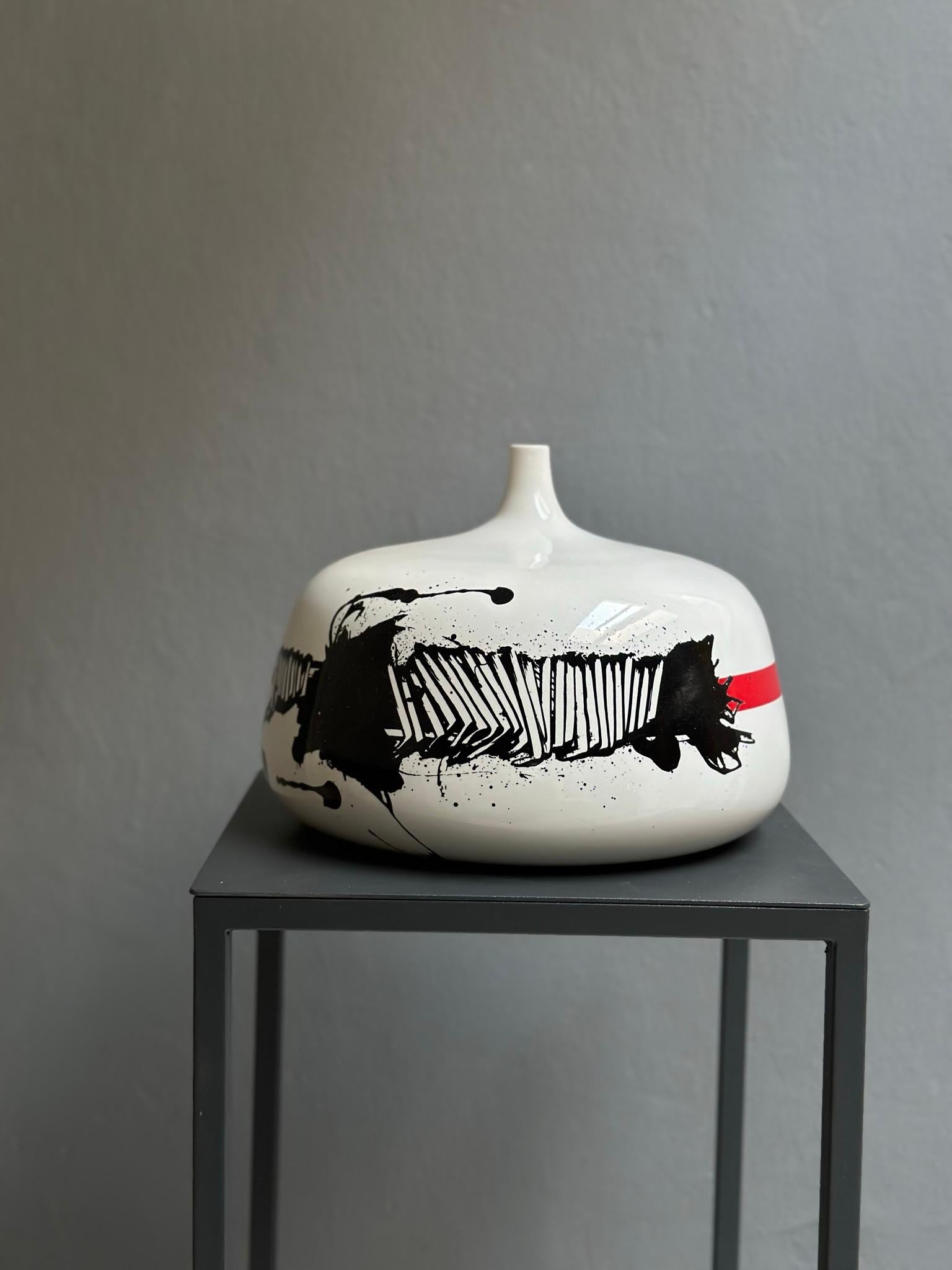 Vase en céramique d'Emilio Scanavino n.21/50 1972 exclusivement pour Motta.
Le vase en céramique a été peint par Emilio Scanavino en 1972, il fait partie d'une collection de 50 pièces.
Il s'agit du numéro 21, créé exclusivement pour Motta.
Les