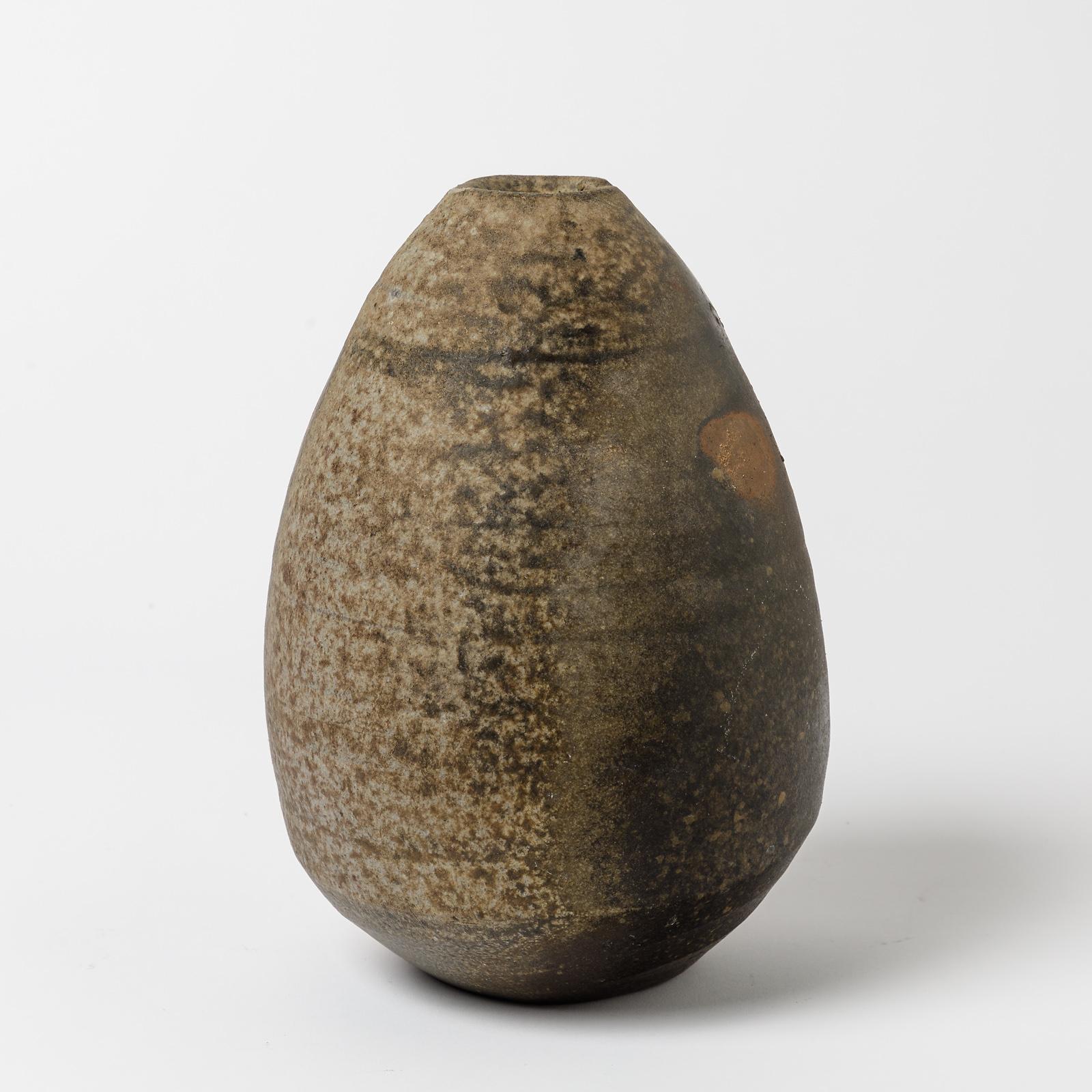 Un vase en céramique d'Eric Astoul, à La Borne.
Conditions d'origine parfaites.
Signé à la base.
Pièce unique,
vers 1980-1990.