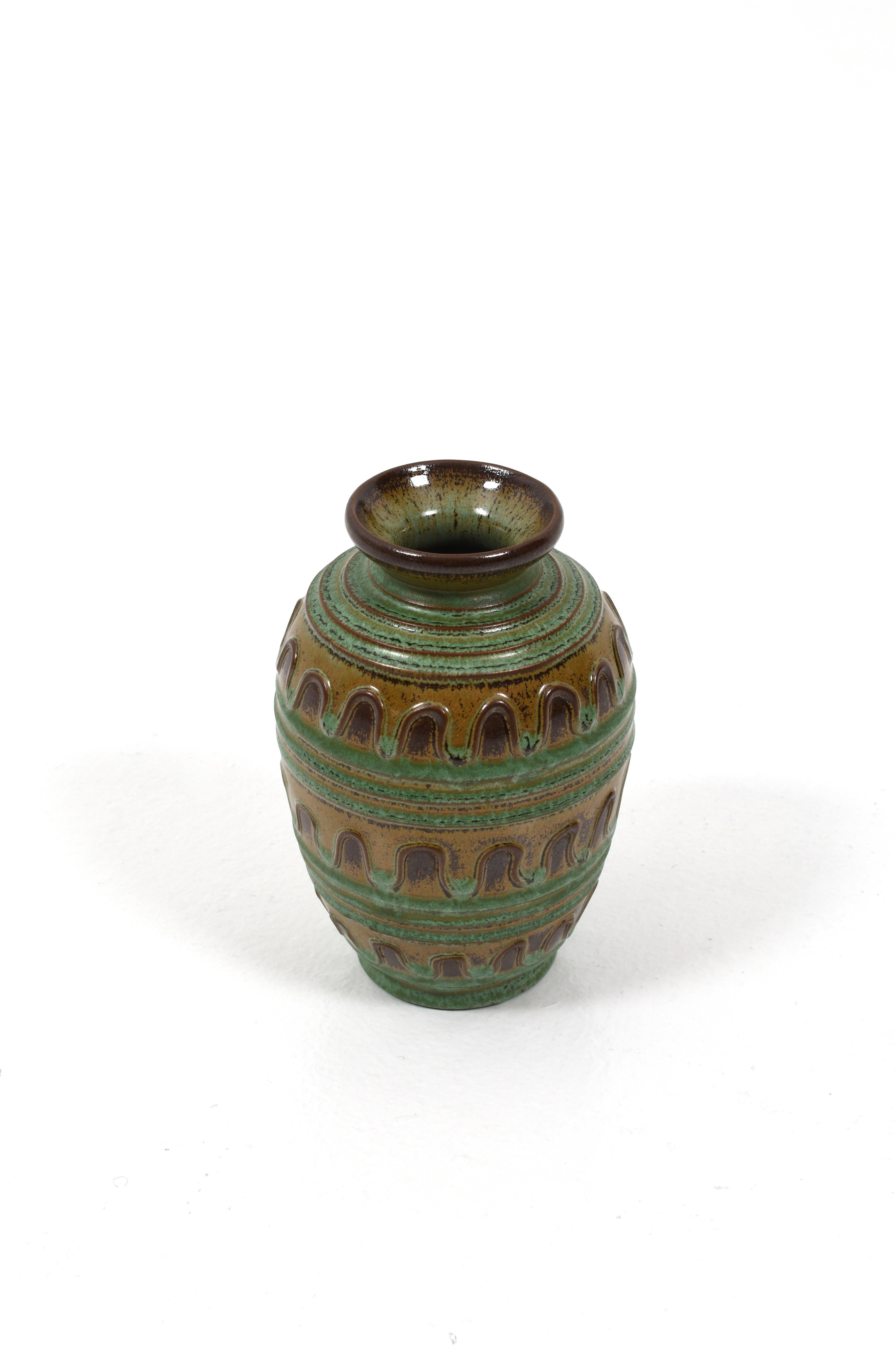 Vase en céramique verte et brune d'Erik Mornils pour Nittsjö, vers les années 1930.
Le vase porte une signature à la base et est en très bon état.

Si vous voulez une paire, nous en avons une de plus en stock. Contactez-nous et nous pourrons vous