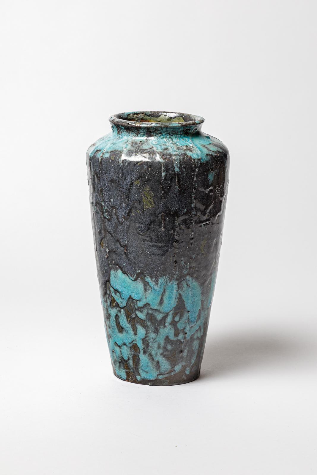 Vaso in ceramica smaltata blu e nera di Eugene Lion.
Firmato sotto la base 