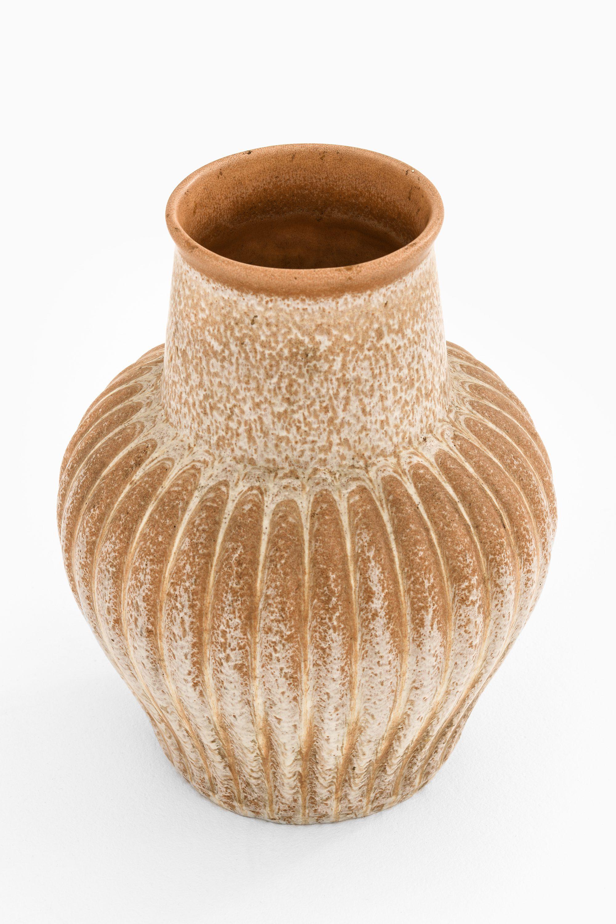 Vaso in ceramica di Ewald Dahlskog, anni '40

Informazioni aggiuntive:
Materiale: Ceramica
Stile: Metà secolo, Scandinavo
Raro vaso in ceramica modello Topas
Prodotto da Bobergs Fajansfabrik AB in Svezia.
Dimensioni (L. x P. x H.): 22 x 22 x 27 cm