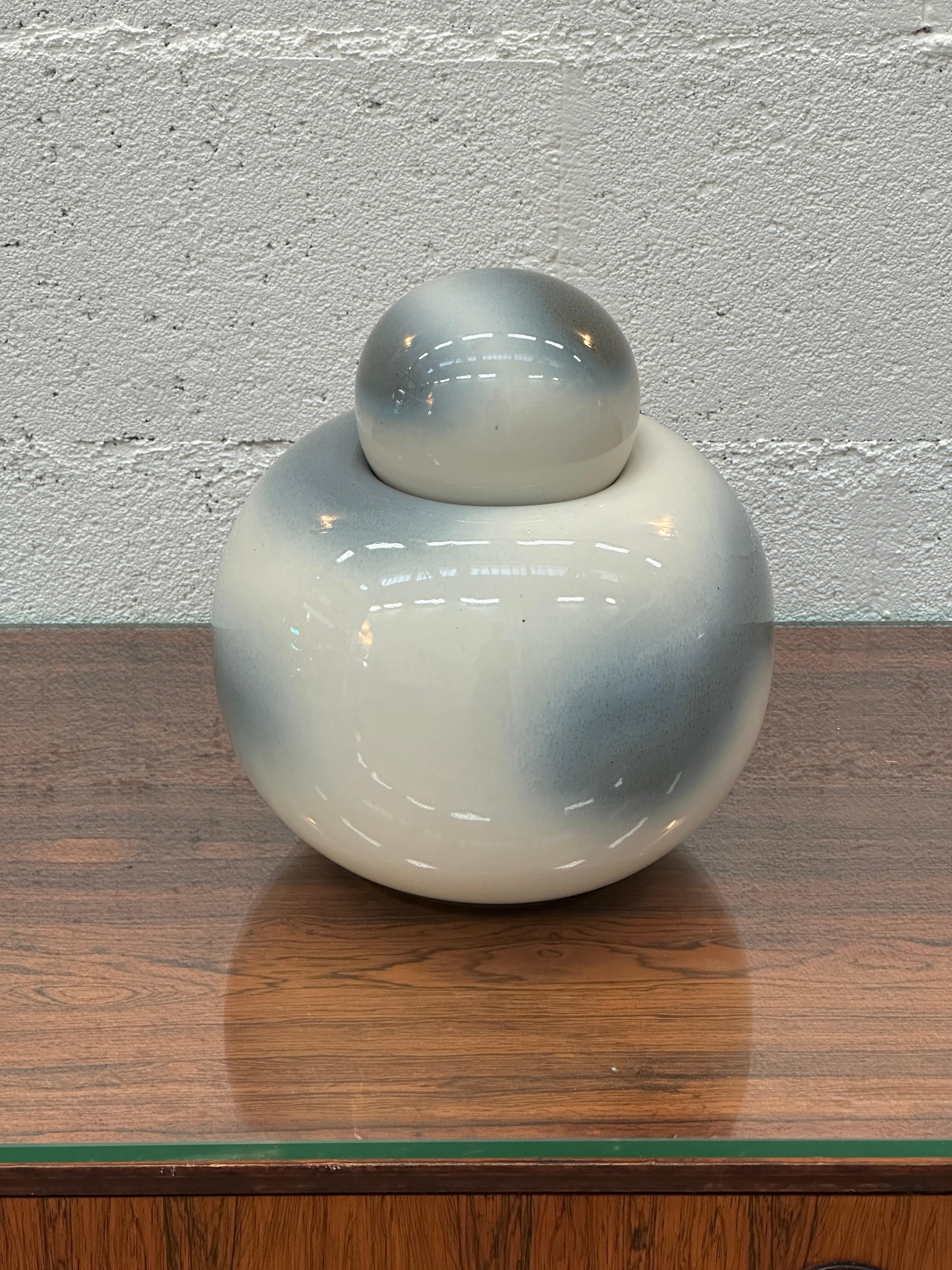 Seltene große kugelförmige Vase, kleiner kugelförmiger Deckel.
Vase, entworfen und konzipiert vom künstlerischen Genie des bekannten Keramikers Franco Bucci, in seiner Fabrik 
