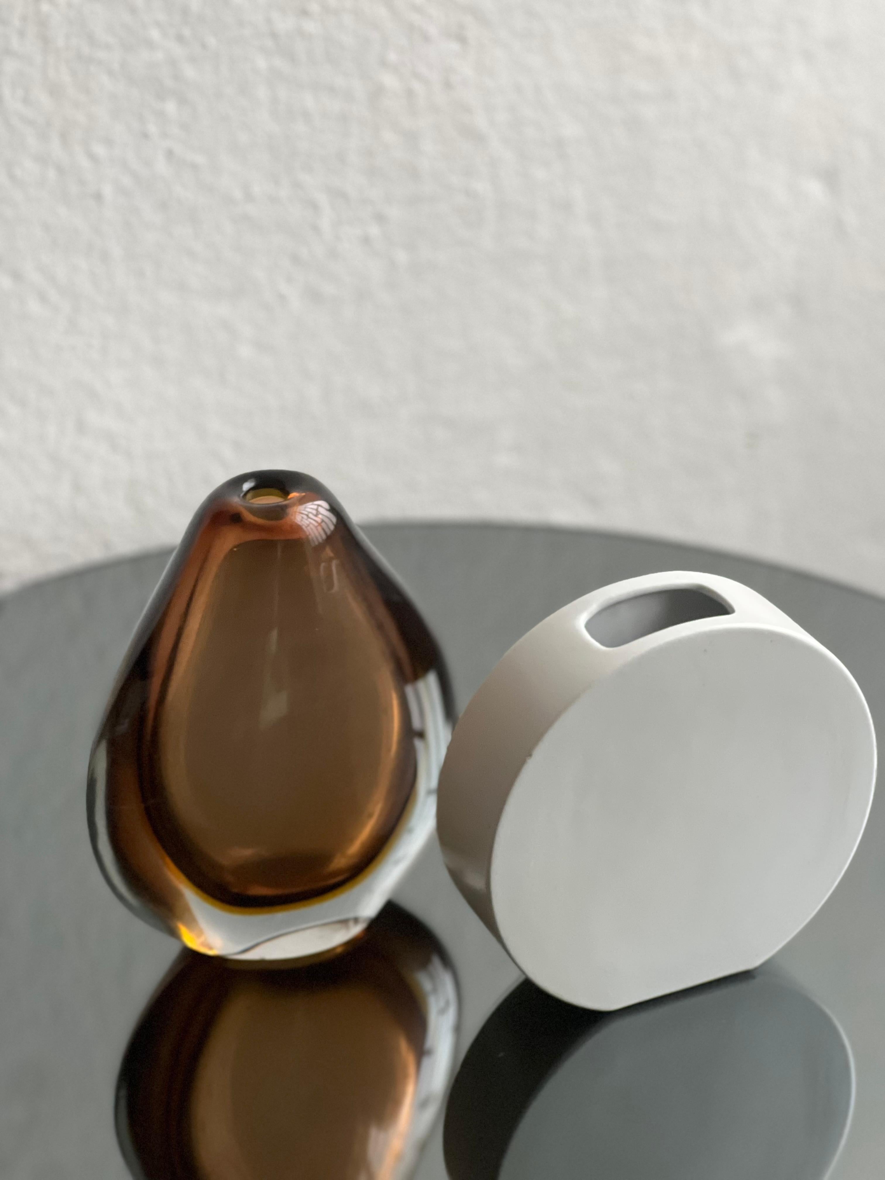 Vertikale Vase mit rundem Querschnitt aus weißer Keramik von Franco Pozzi Ceramiche, hergestellt in Italien , Gallarate , Mailand.
Besonderes Objekt perfekt, um ein Bücherregal, Sideboard oder Tisch Stil, kann verwendet werden, um zu halten und