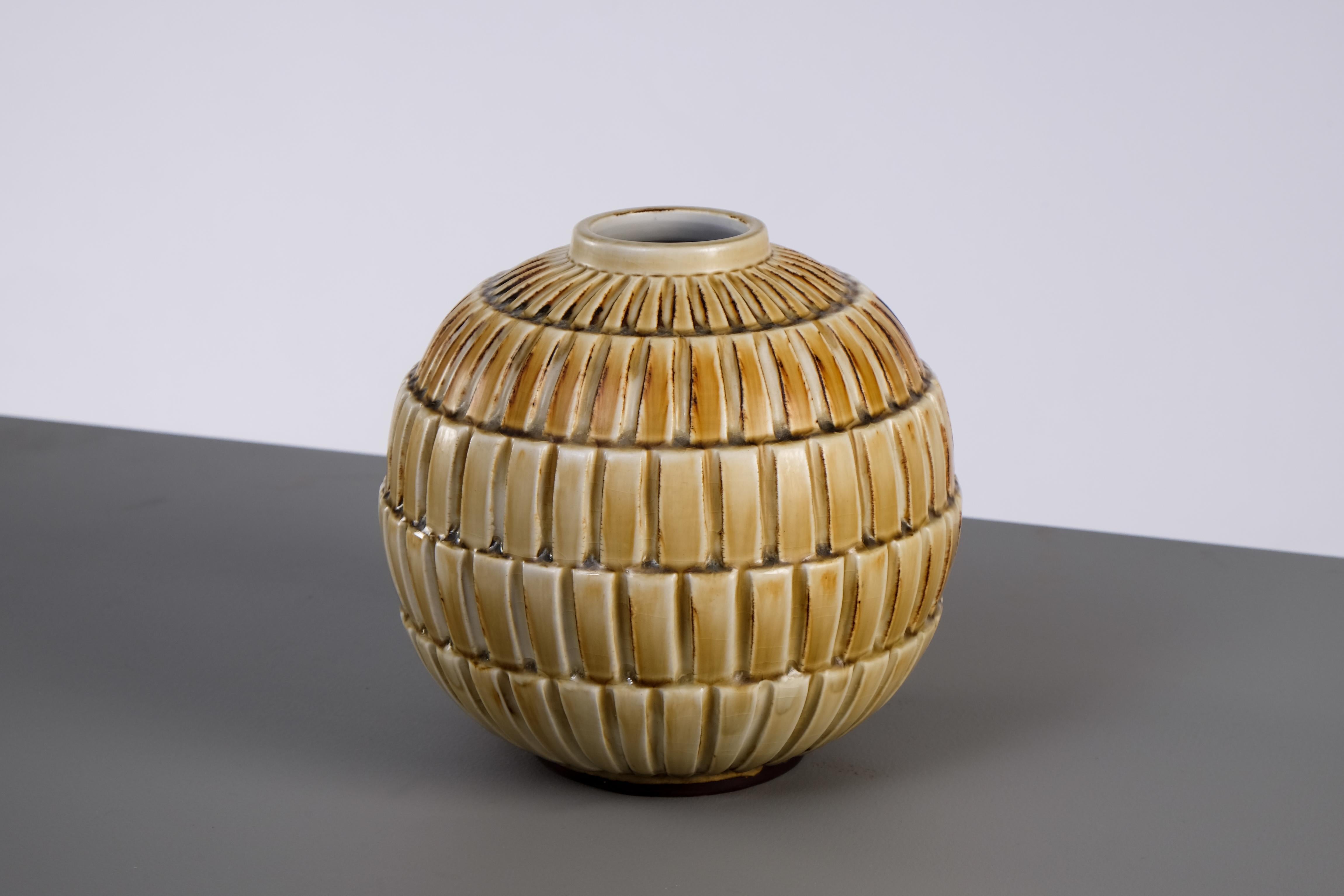 Céramique Vase en céramique de Gertrud Lnegren, Rrstrand, années 1930 en vente
