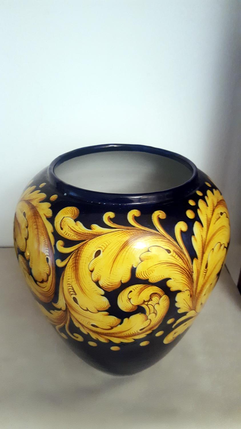 Beautiful ceramic vase manufactured by Ginori, signed.
On a beautiful and rare cobalt-blue background Baroque volutes of leaves are designed in golden yellow very well shaded.
The ceramic is in perfect original condition, without any damage or