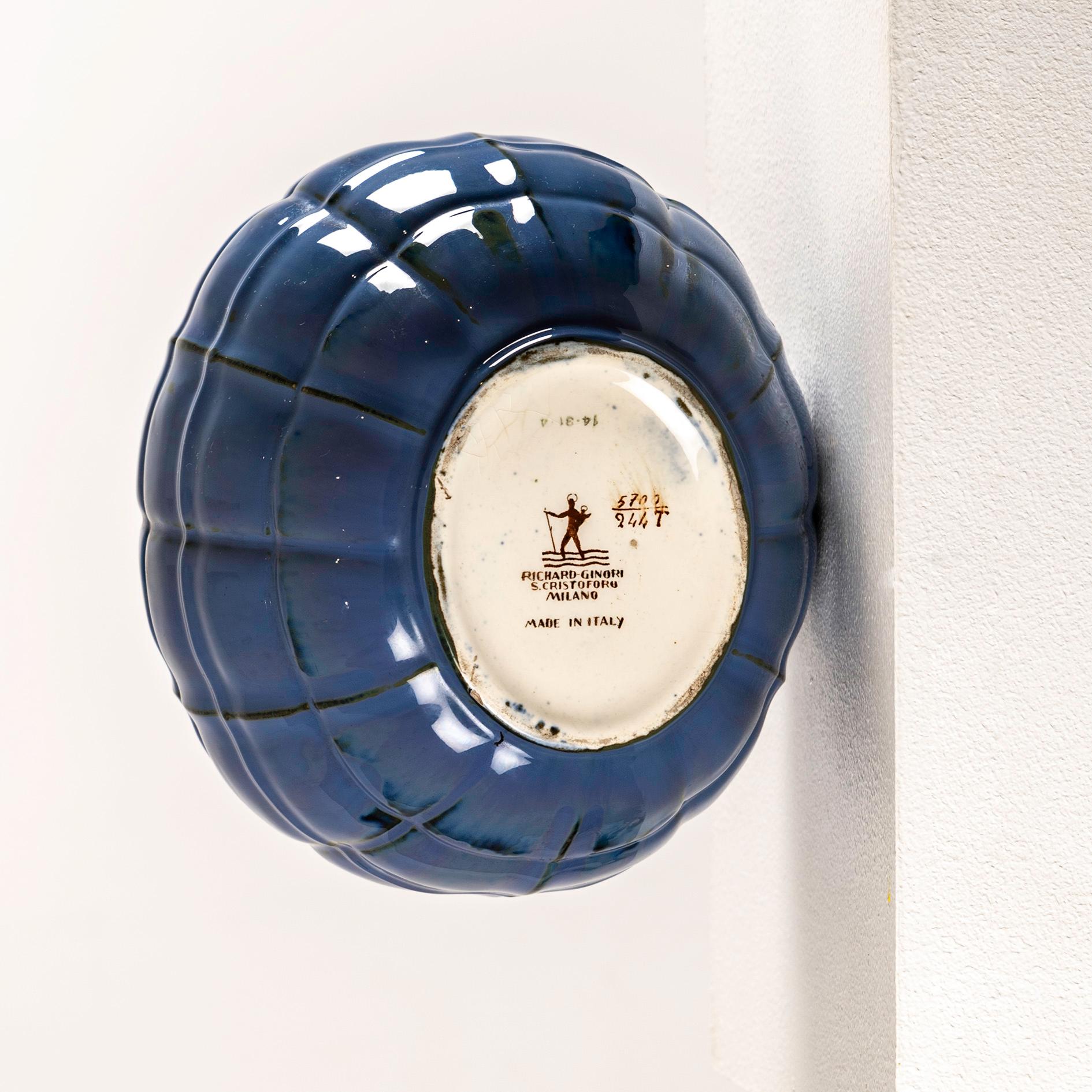 Tauchen Sie Ihren Raum in die zeitlose Eleganz der Keramikvase von Gio Ponti für Richard Ginori, ein Meisterwerk aus den 1930er Jahren. Ponti, ein Meister des Designs, verleiht diesem Schiff seine künstlerische Finesse und verbindet Modernität mit