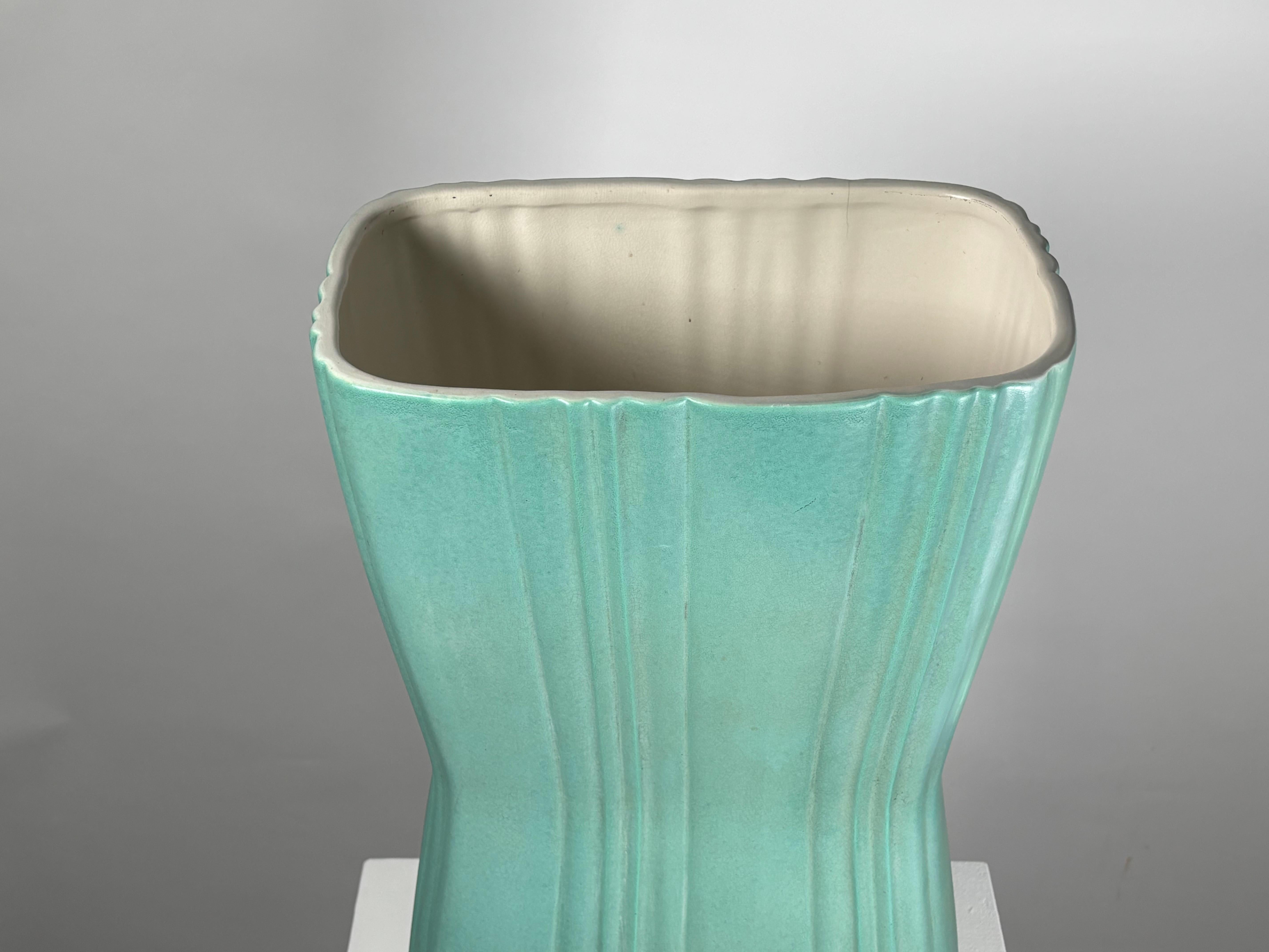 Vase en céramique conçu par Giovanni Gariboldi et produit par San Cristoforo - Ginori en 1930. Marque sur la base. En parfait état.

Biographie
Le designer, sculpteur et maquettiste Giovanni Gariboldi est né en 1908-1977. En 1926, il est engagé,