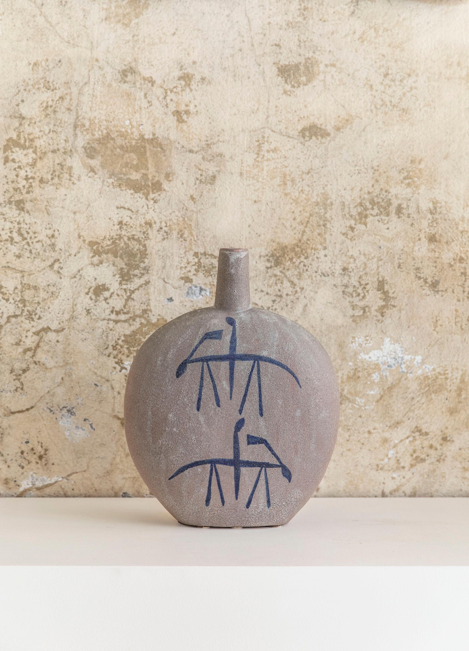 Polychrome Majolika mit einer runden und schmalen Form, ist die Vase in grauer Keramik mit blauen Dekorationen. 
Hergestellt von Giovanni Petucco, Italien, um 1950 
Der Artikel ist auf der Unterseite signiert.
