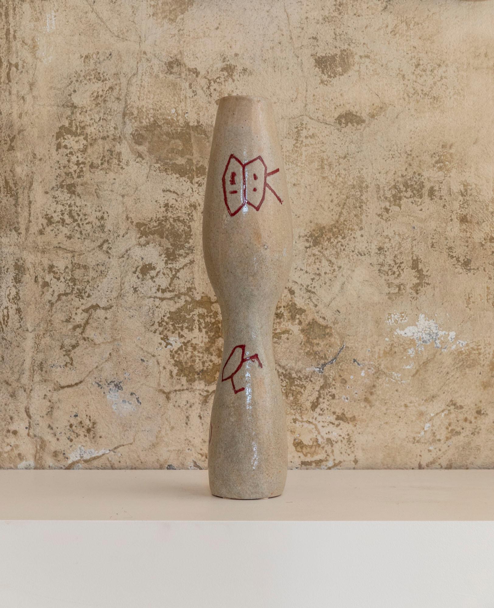 Polychrome Majolika mit einer hohen und spitz zulaufenden Form, die Vase ist in hellen Brauntönen mit roten Verzierungen. 
Hergestellt von Giovanni Petucco, Italien, um 1950 
Der Artikel ist auf der Unterseite signiert.