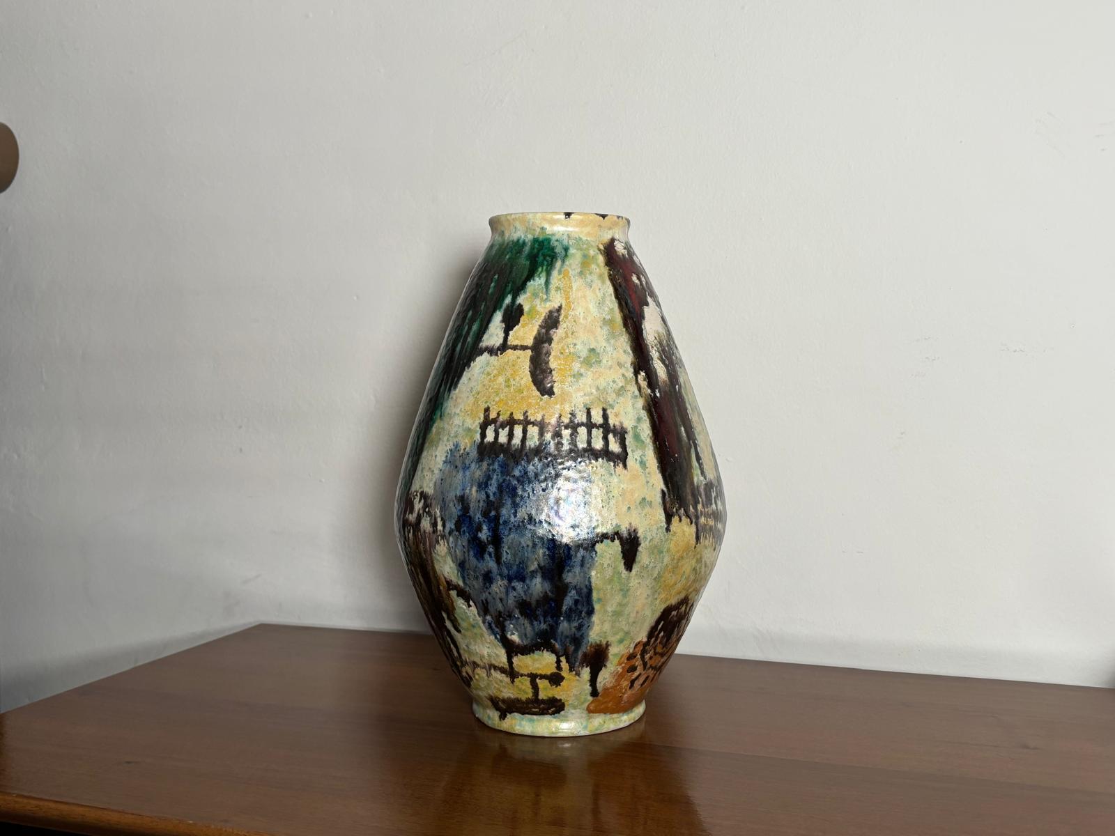 Vaso in ceramica disegnato e prodotto da Guerrino Tramonti nel 1950, Faenza.
Ceramica smaltata. Pezzo singolo. Firma originale. 

Biografia
