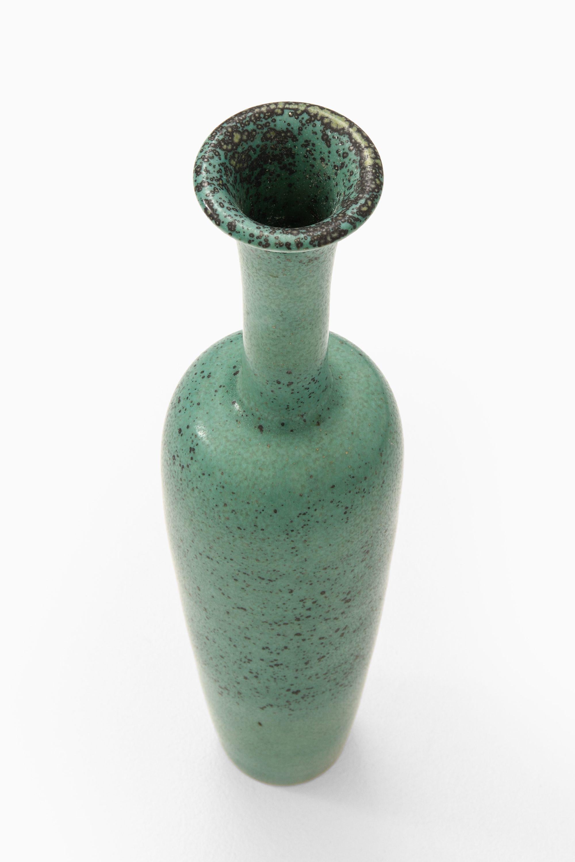 Vaso in ceramica di Gunnar Nylund, anni '60

Informazioni aggiuntive:
Materiale: Ceramica
Stile: Metà secolo, Scandinavo
Prodotto da Rörstrand in Svezia
Dimensioni (L. x P. x H.): 8,5 x 8,5 x 35,5 cm
Condizioni: Buone condizioni vintage, con segni