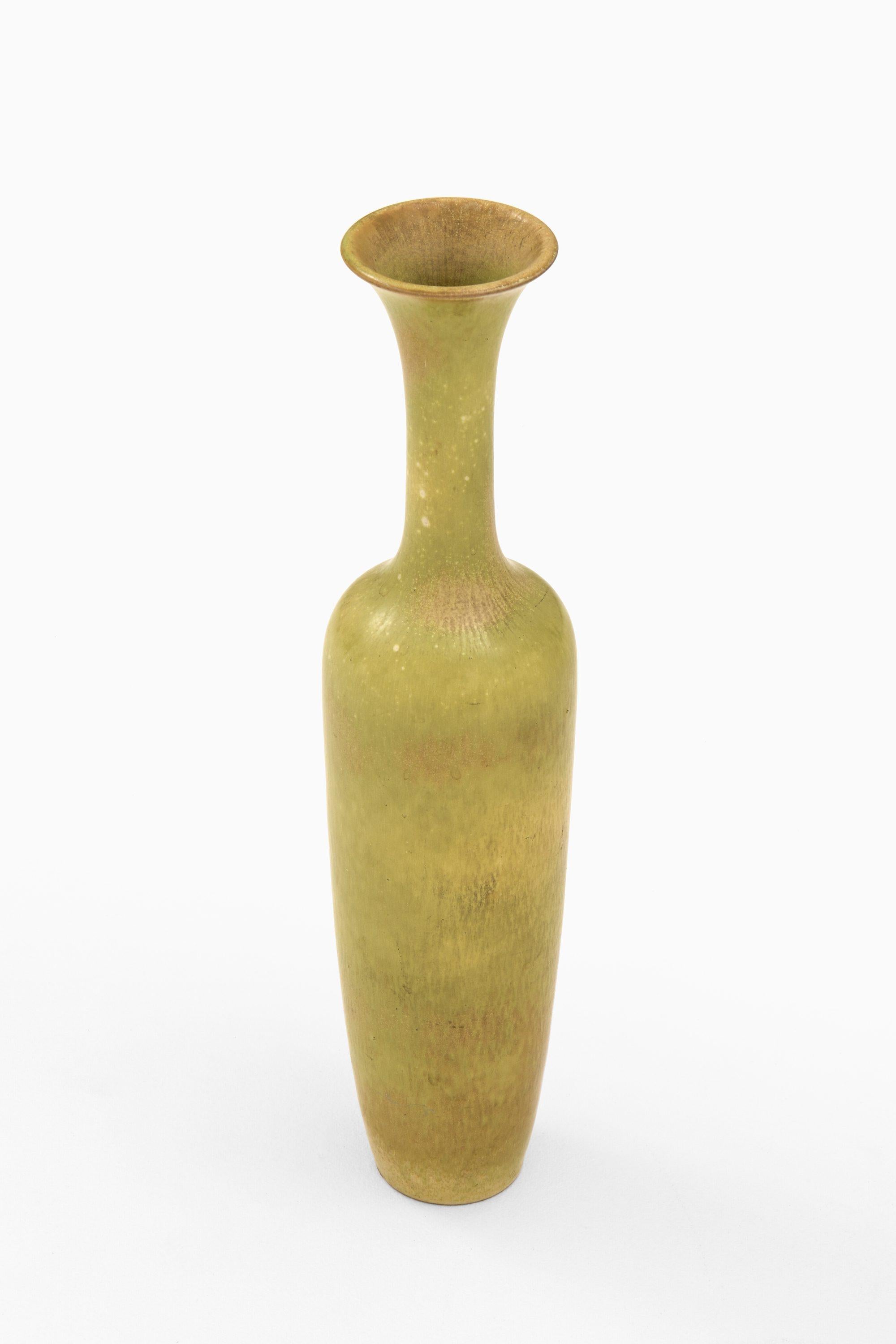 Vase en céramique de Gunnar Nylund, années 1960

Informations supplémentaires :
Matériau : Céramique
Style : Milieu du siècle, Scandinave
Produit par Rörstrand en Suède
Dimensions (L x P x H) : 8 x 8 x 35 cm
Condit : Bon état vintage, avec des