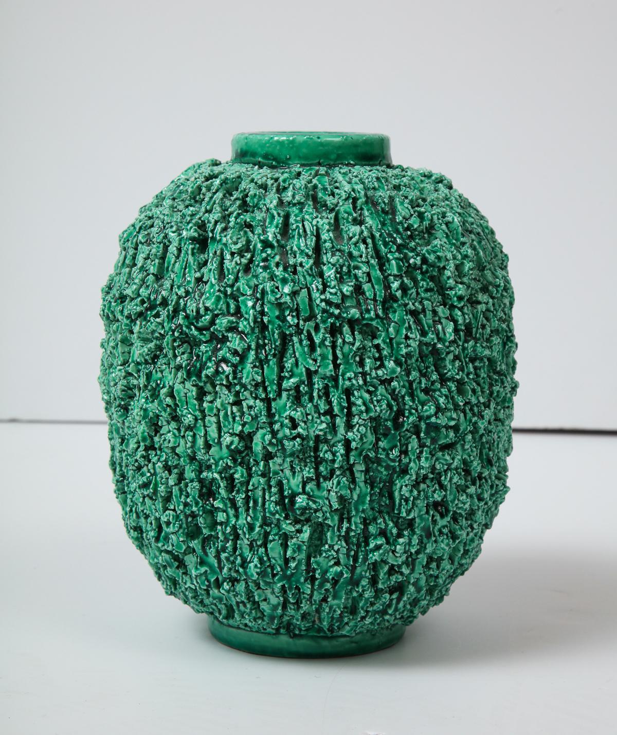 Dekorative grüne Keramikvase von Gunnar Nylund, Gustavsberg, Schweden, um 1950.
Dies ist die große von drei Vasen mit dem Namen 