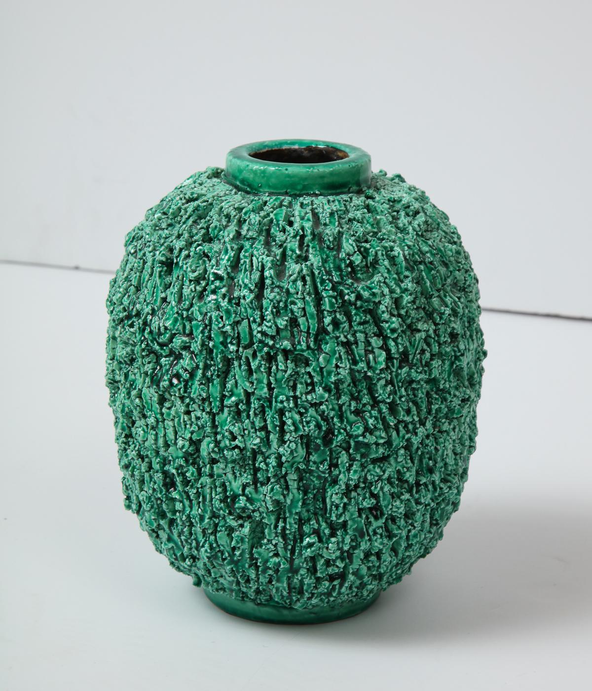 Keramikvase von Gunnar Nylund, skandinavische, grüne Vase, „Charmotte“, um 1950 (Handgefertigt) im Angebot