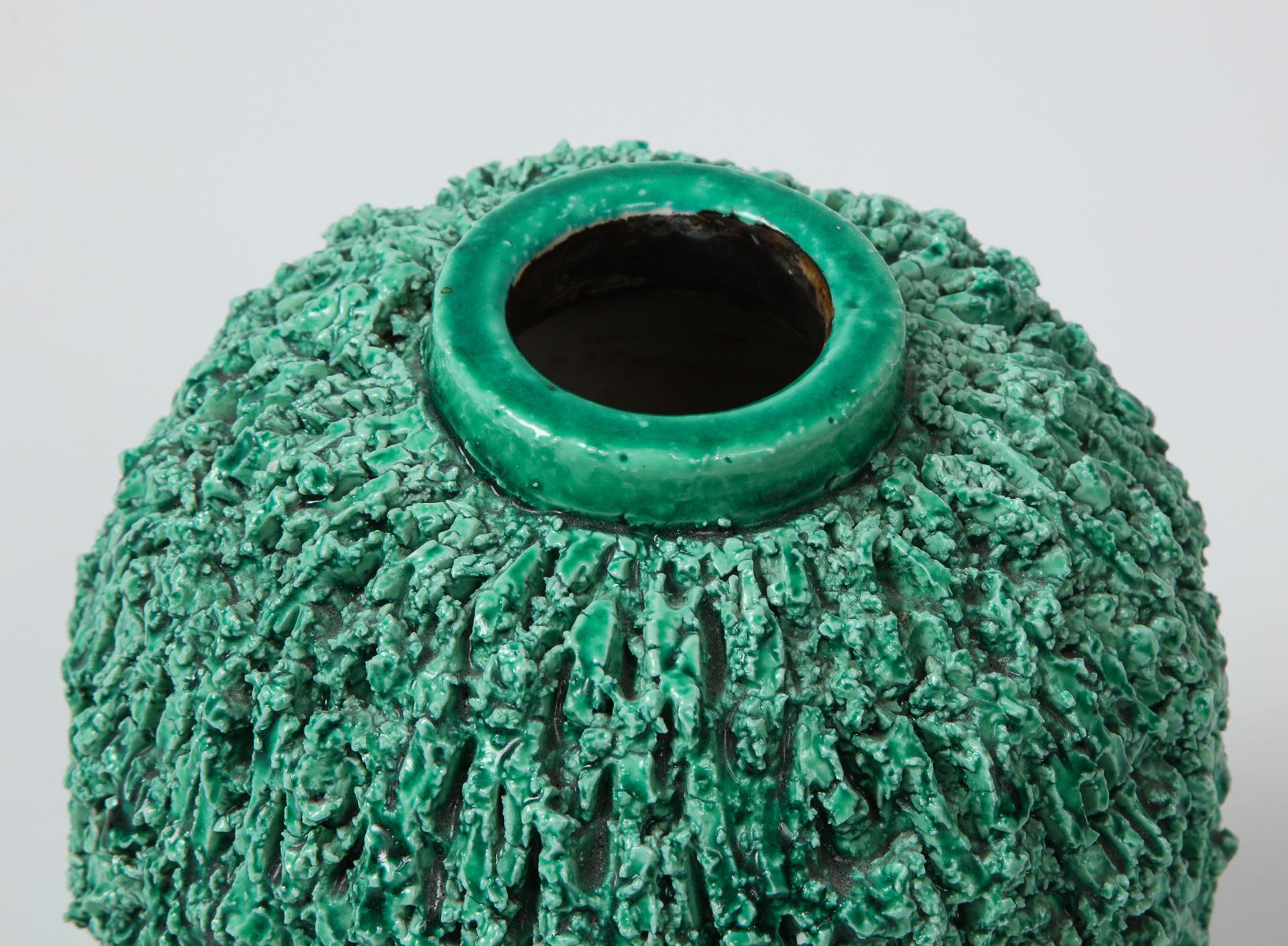 Keramikvase von Gunnar Nylund, skandinavische, grüne Vase, „Charmotte“, um 1950 im Zustand „Gut“ im Angebot in New York, NY