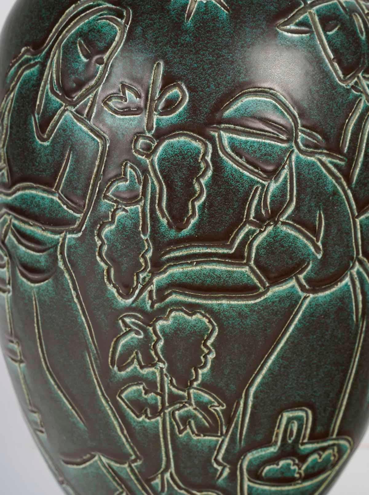 Ceramic vase by Gustav Spörri, Art Deco, 1930.

Ceramic vase, engraved green stoneware representing the different periods of the couple, by Gustav Spörri, 1930, Art Deco period.
h: 35cm, d: 20cm