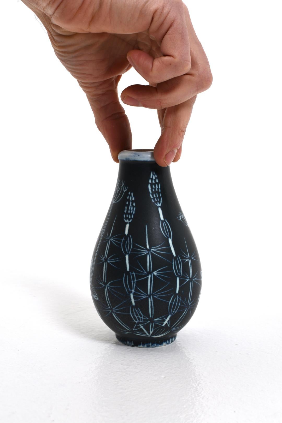 Le vase en céramique de Hertha Bengtsson pour Rörstrand est une œuvre d'art exquise et intemporelle, conçue par la célèbre artiste céramiste suédoise Hertha Bengtsson, en collaboration avec Rörstrand, une prestigieuse entreprise suédoise de