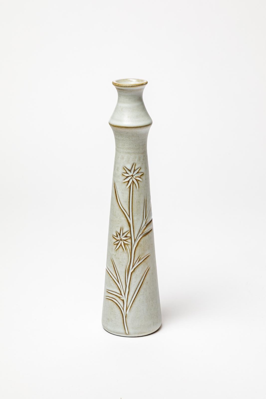 Vase en céramique de Huguette Bessone.
Pièce unique.
Circa 1960-1970.
H : 10 x 2.4 pouces. 