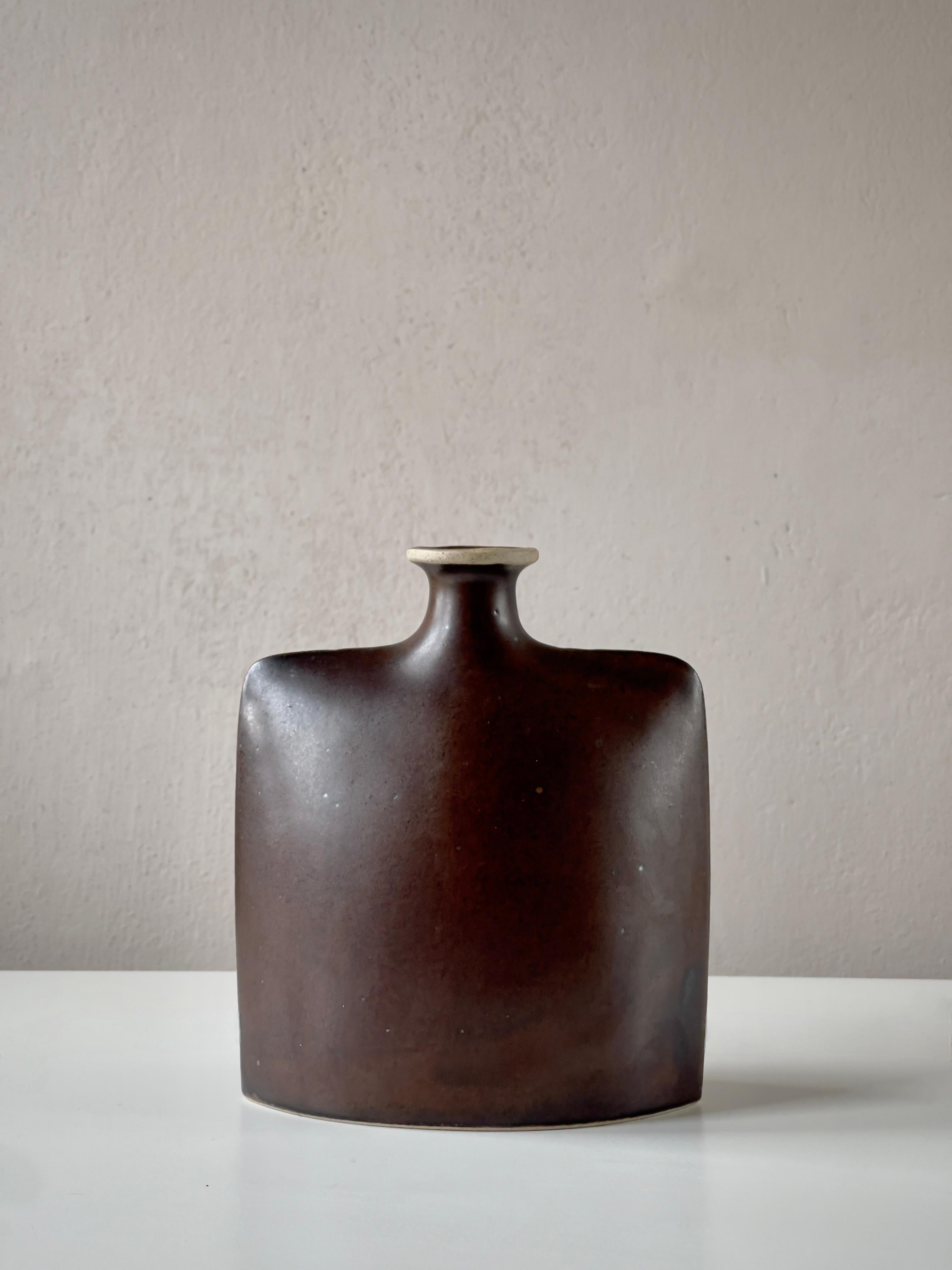 Ce vase en céramique des années 1960, réalisé par la céramiste suédoise Inger Persson pour Knapstrup Keramik au Danemark, est un exemple exquis de la céramique scandinave du milieu du siècle, où la forme, la couleur et la texture de la surface se