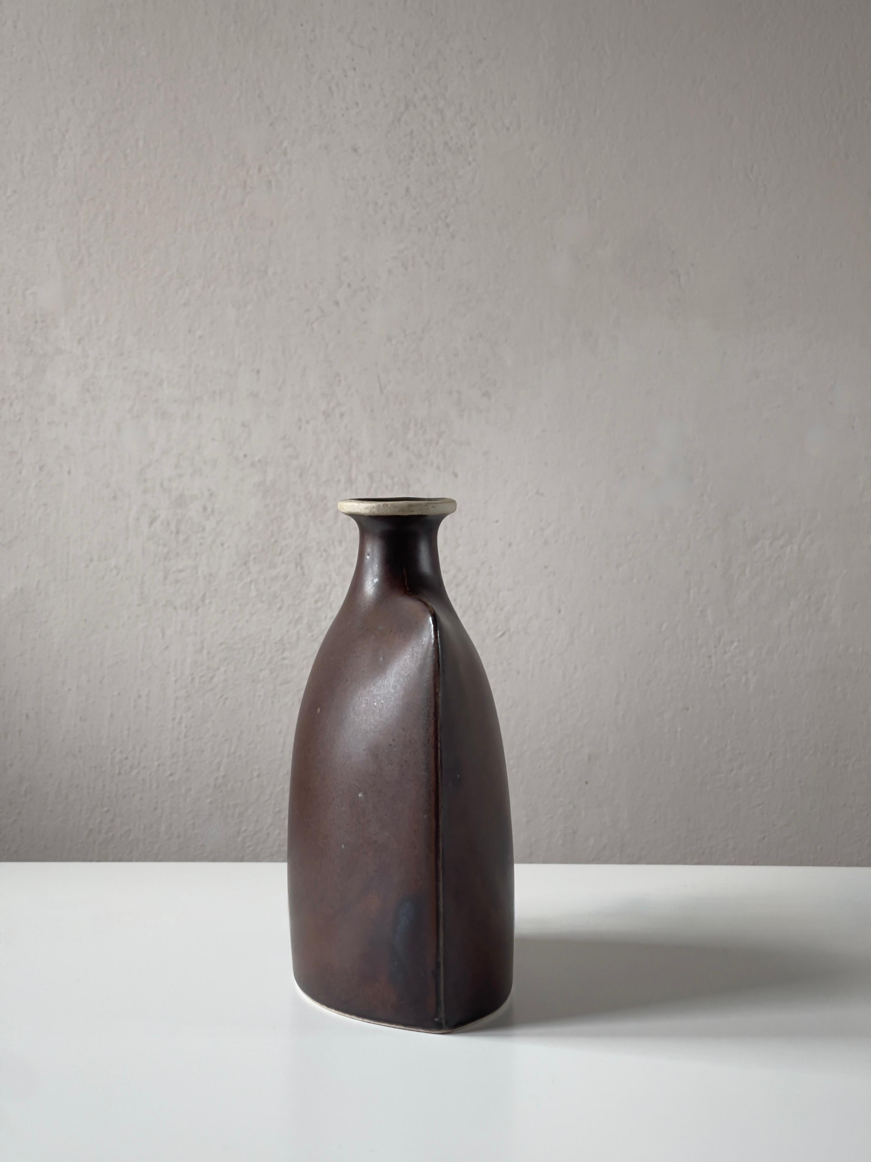 Fait main Vase en céramique d'Inger Persson pour Knapstrup Keramik Danemark années 1960. en vente