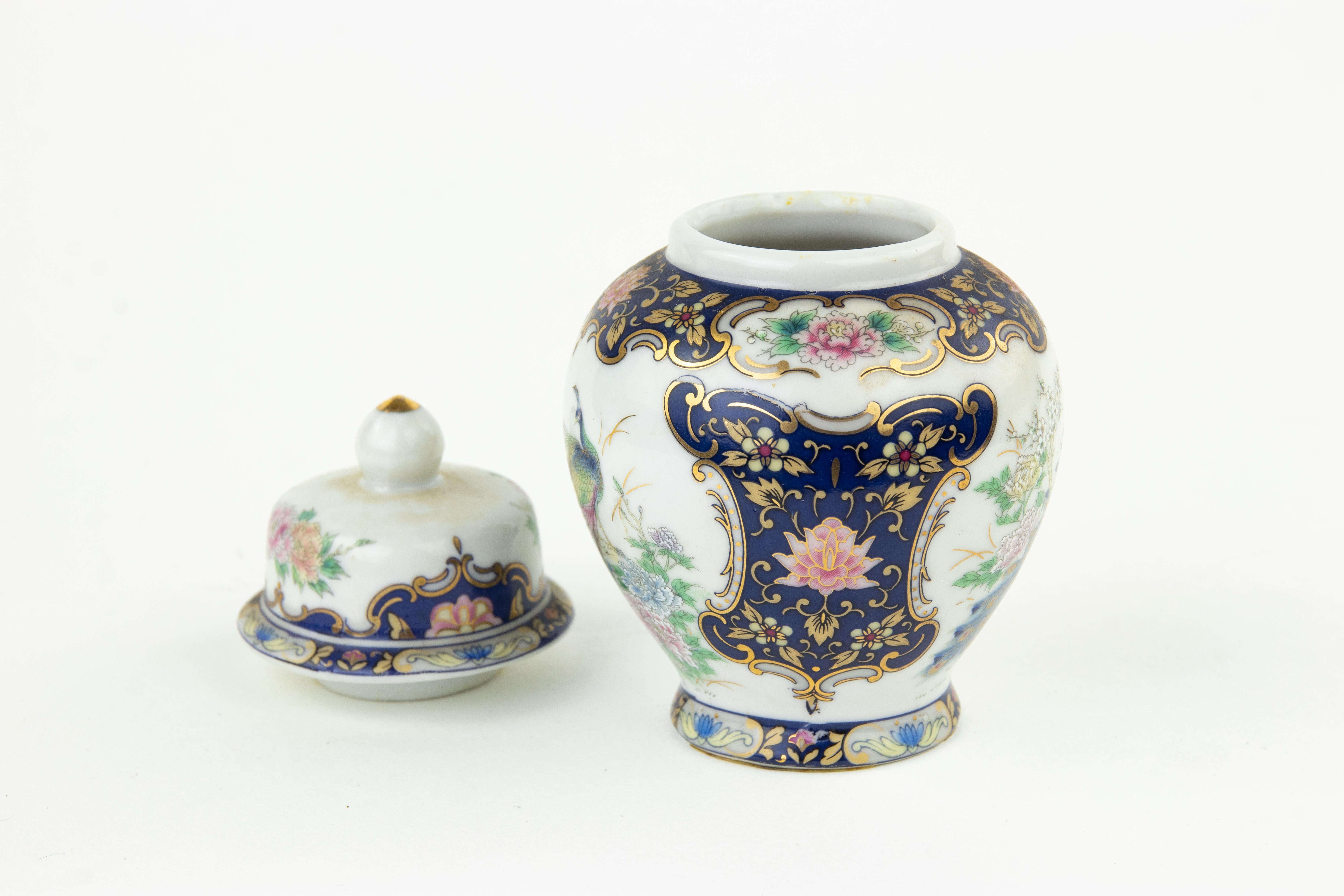 Le vase en céramique est un objet réalisé par Italgift, Italie, dans les années 1970.

12 x 7 cm.

Très bonnes conditions !