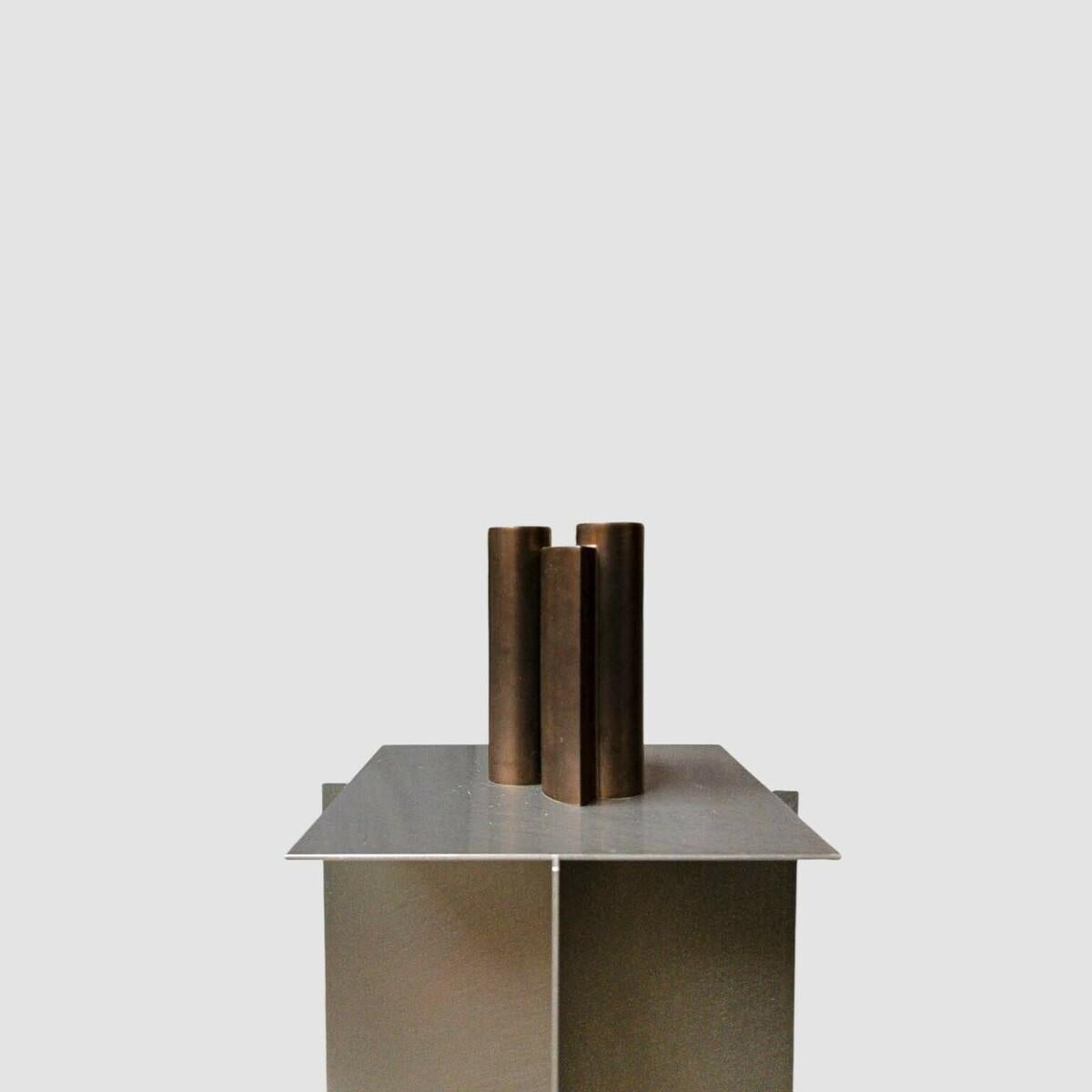 Un interessante vaso in ceramica modernista realizzato da uno dei principali ceramisti olandesi del XX secolo, Jan van der Vaart. Questo splendido vaso a due aperture è stato disegnato nel 1988 per Makkum ed eseguito nel 1990 circa. 1990. Ha una