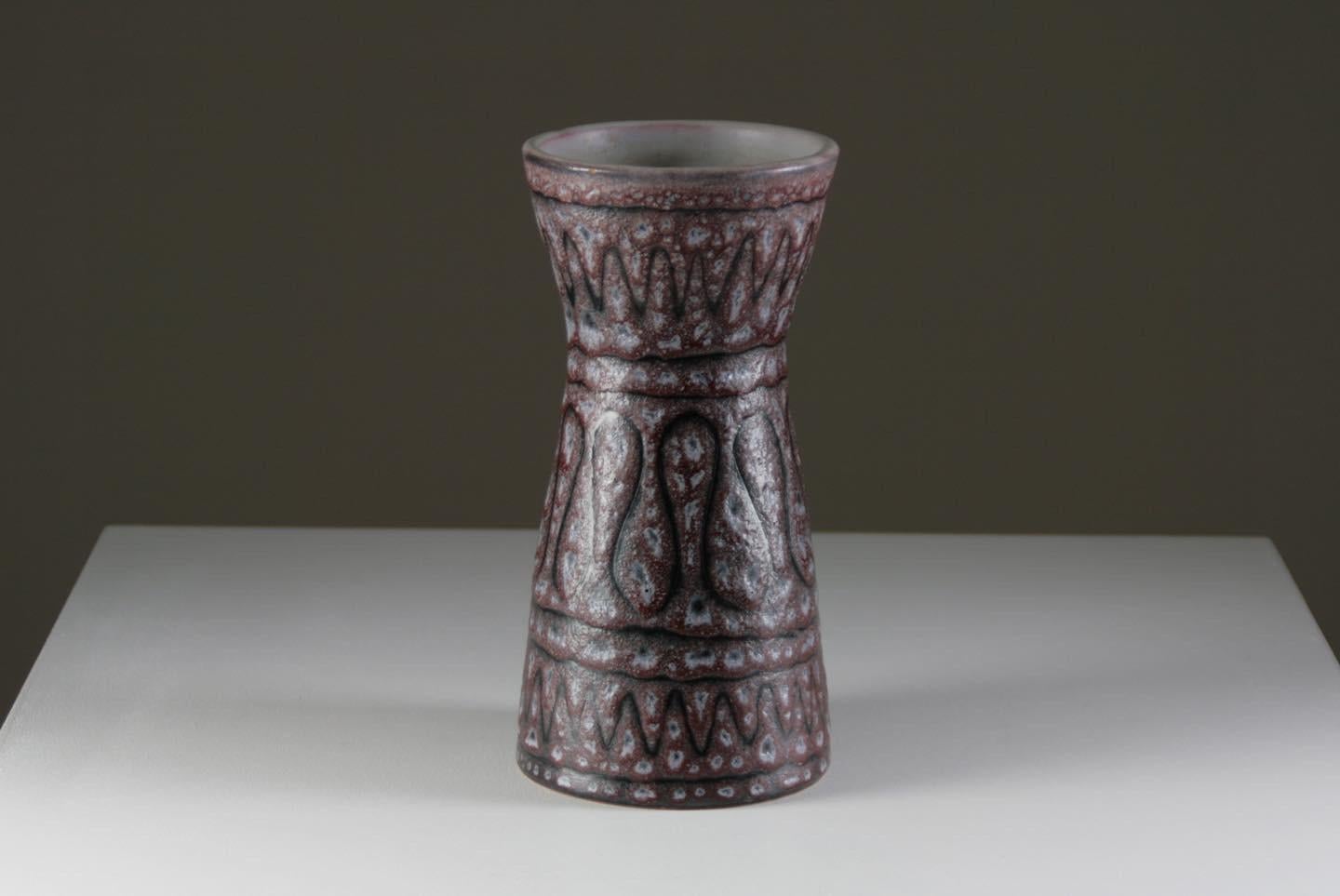 Jarrón de cerámica de Jean Austruy, Francia, de los años 50-60. Perfecto estado. Dimensiones: h 22 diámetro 11 cm.