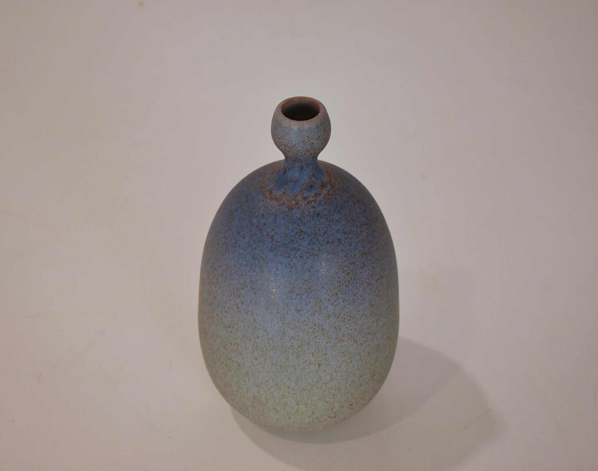Die Keramik in Blautönen von Joan Carrillo mit einer Höhe von 21 cm und einem Durchmesser von 11 cm ist ein außergewöhnlich schönes und detailliertes Werk. Das Stück ist vom Künstler signiert, was seine Authentizität zusätzlich unterstreicht