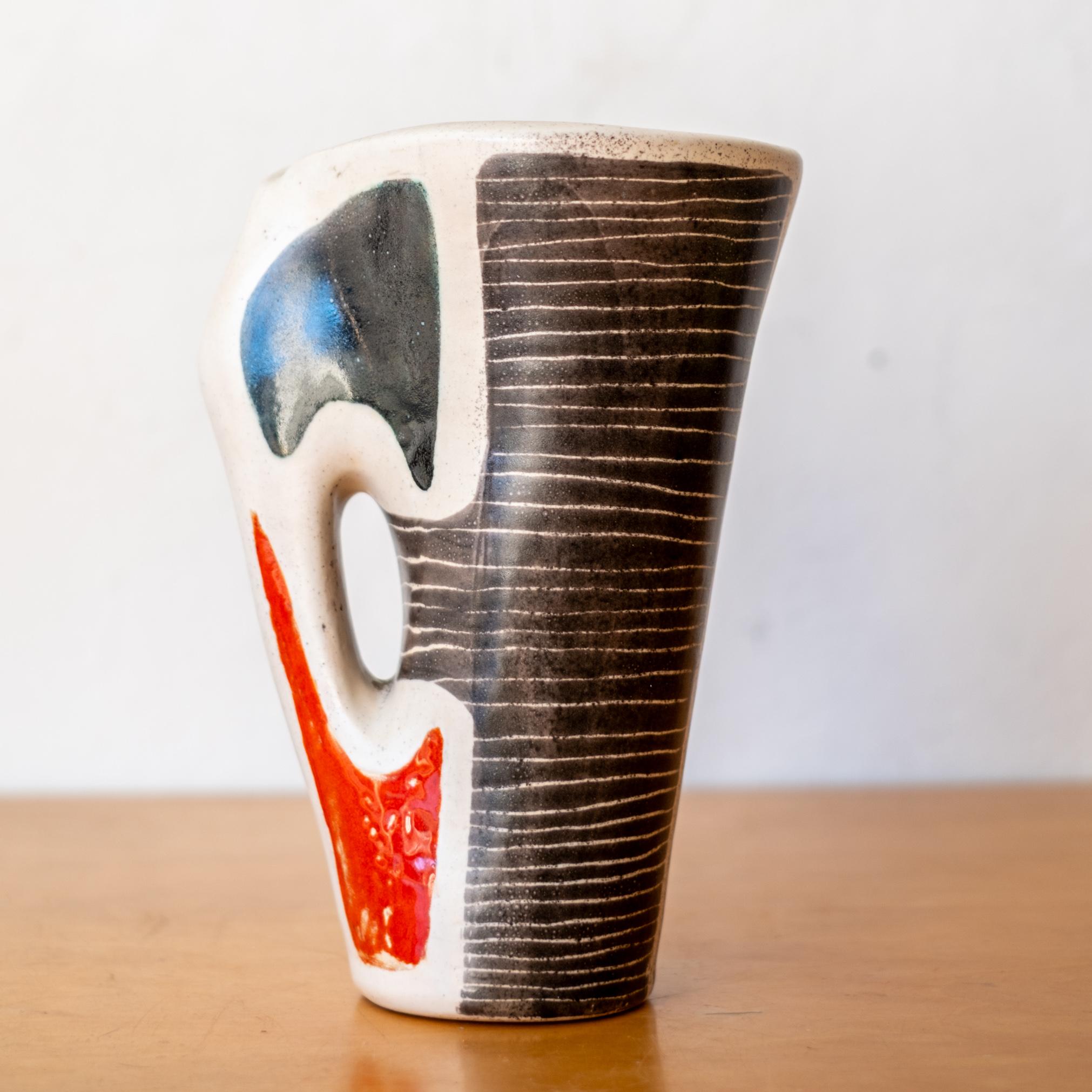 Vaso in ceramica di Mado Jolain. Firma incisa sotto la base Firmato. Francia, anni '50

Mado Jolain è nato a Parigi nel 1921. Durante l'occupazione tedesca della Francia nella Seconda Guerra Mondiale, si iscrisse alla Paris School of Decor,
