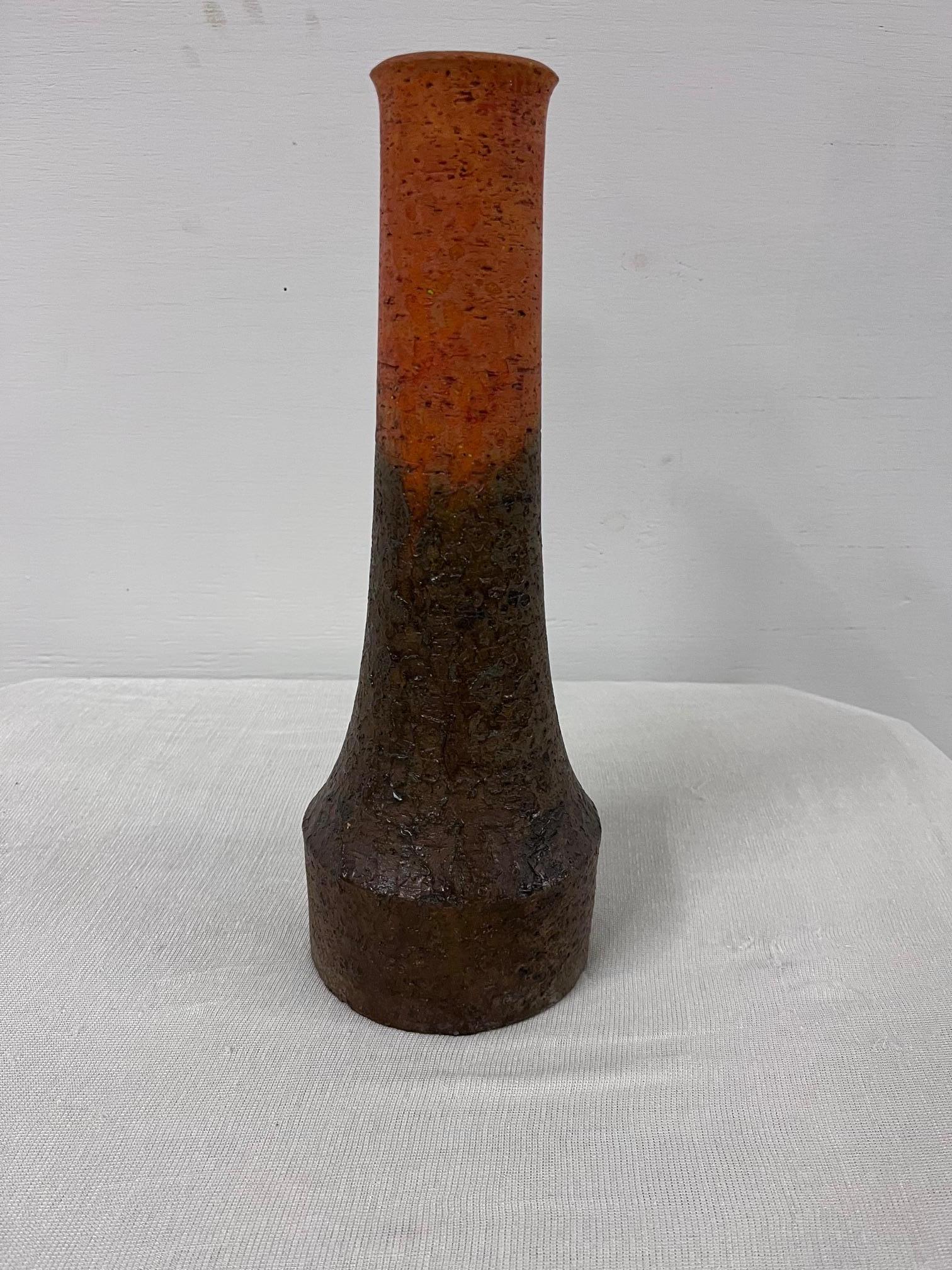 Jarrón de cerámica creado por Marcello Fantoni. Se caracteriza por su vidriado mate texturado, que es un rasgo común de la obra de Fantoni. Este estilo de jarrón suele denominarse 