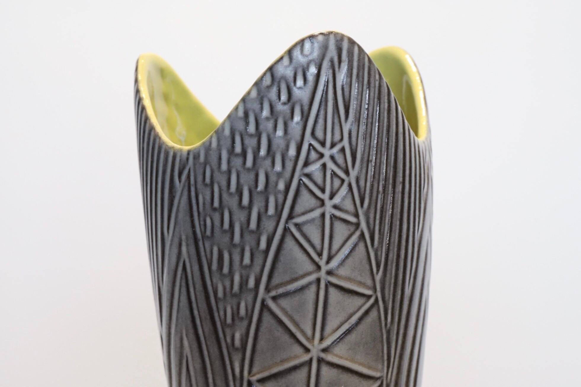Superbe vase émaillé bicolore de Mari Simmulson pour Upsala-Ekeby. Vitrage extérieur gris, intérieur vert jaunâtre.

Photographié avec une chaise Bertoia et un fauteuil Eames LTW pour l'échelle.