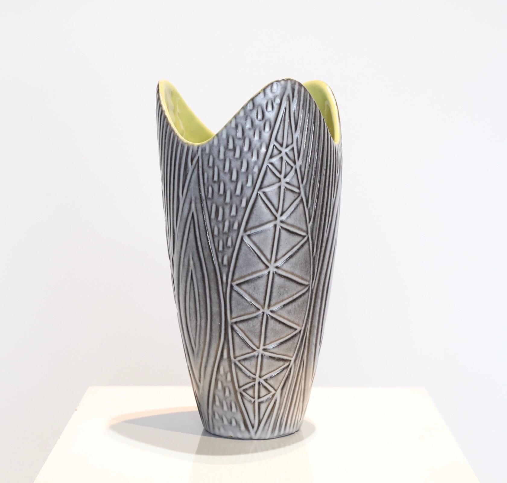 Svedese Vaso in ceramica di Mari Simmulson per Upsala Ekeby in vendita