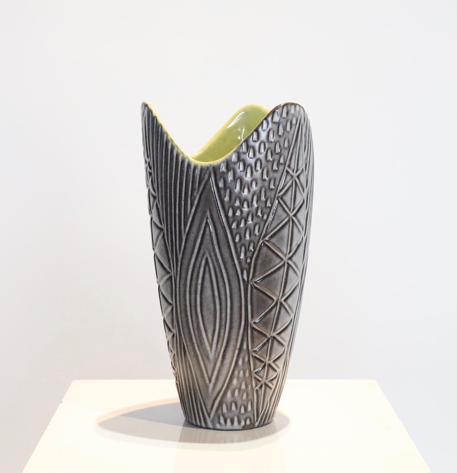 20ième siècle Vase en céramique de Mari Simmulson pour Upsala-Ekeby en vente
