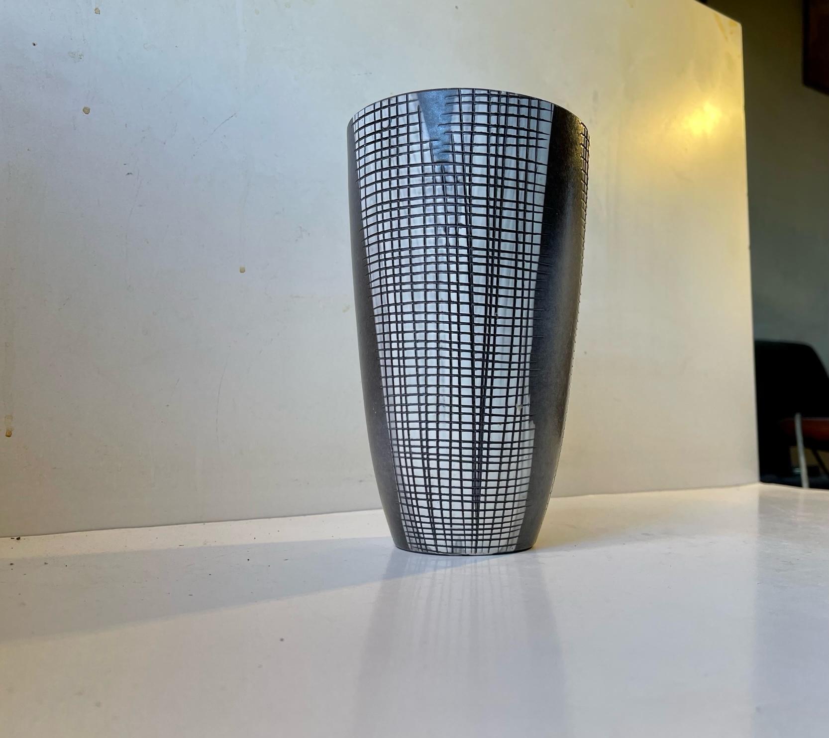 Un vase rare de Mari Simmulson pour Upsala-Ekeby. Un design moderne et élégant, presque graphique. Grès partiellement émaillé avec carrés incisés au motif géométrique. Fabriqué vers 1960. Entièrement marqué/signé. Elle est en très bon état. Mesures