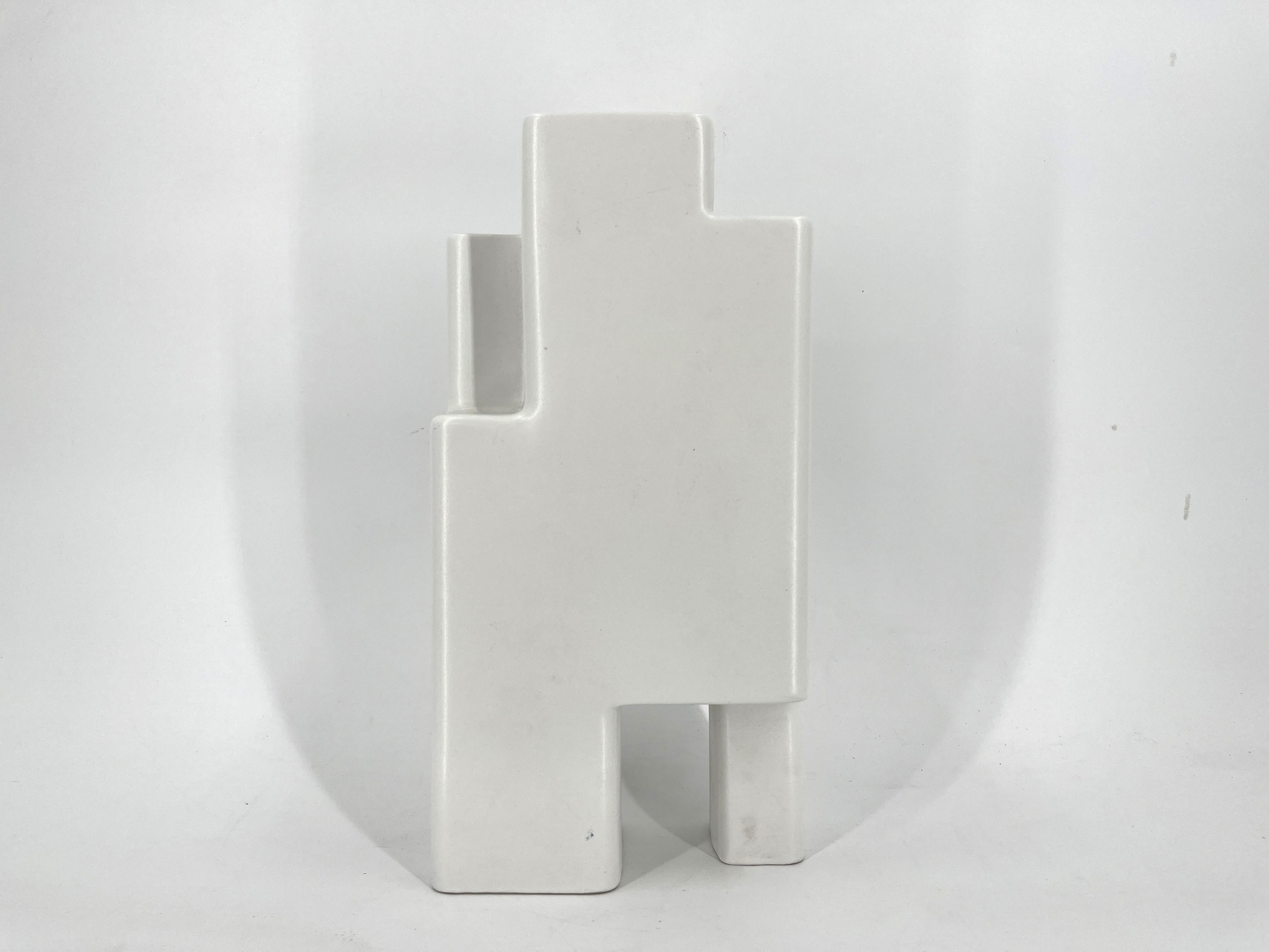 
Precioso jarrón asimétrico de PIerre Cardin para Franco Pozzi Design, años 70

Jarrón de diseño lúdico hecho de cerámica esmaltada

años 70 - Italia

Muy buen estado

Dimensiones:
Altura: 37 cm
Anchura: 18 cm
Profundidad: 8 cm

Referencia: 25060305
