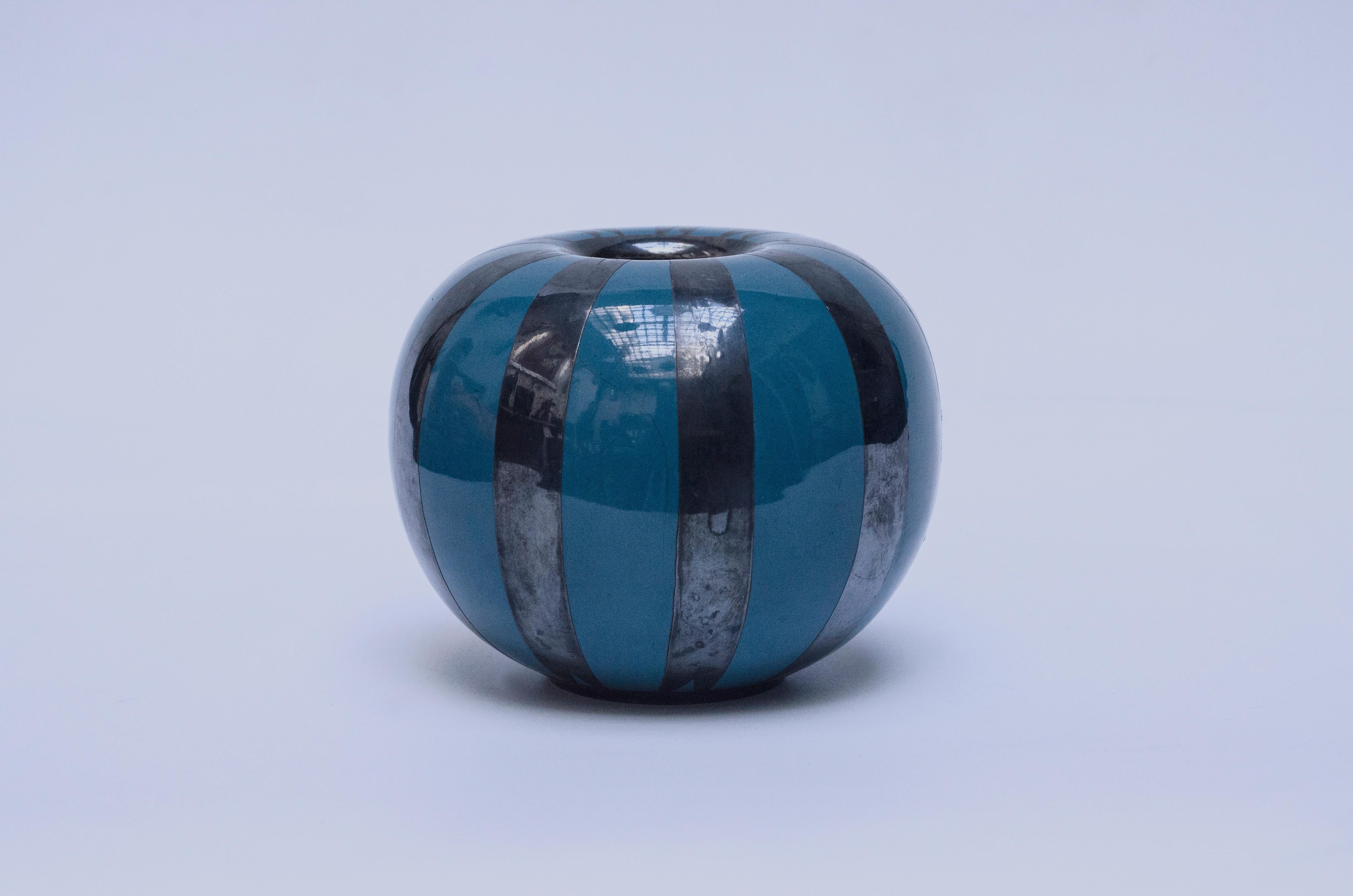 Keramische Vase in blauen Farben mit silbernen Bändern. Hergestellt von der Fabrik Richard Ginori. Unterzeichnung Richard Ginori - M.1710 - M448E.

Italien, CIRCA 1920.